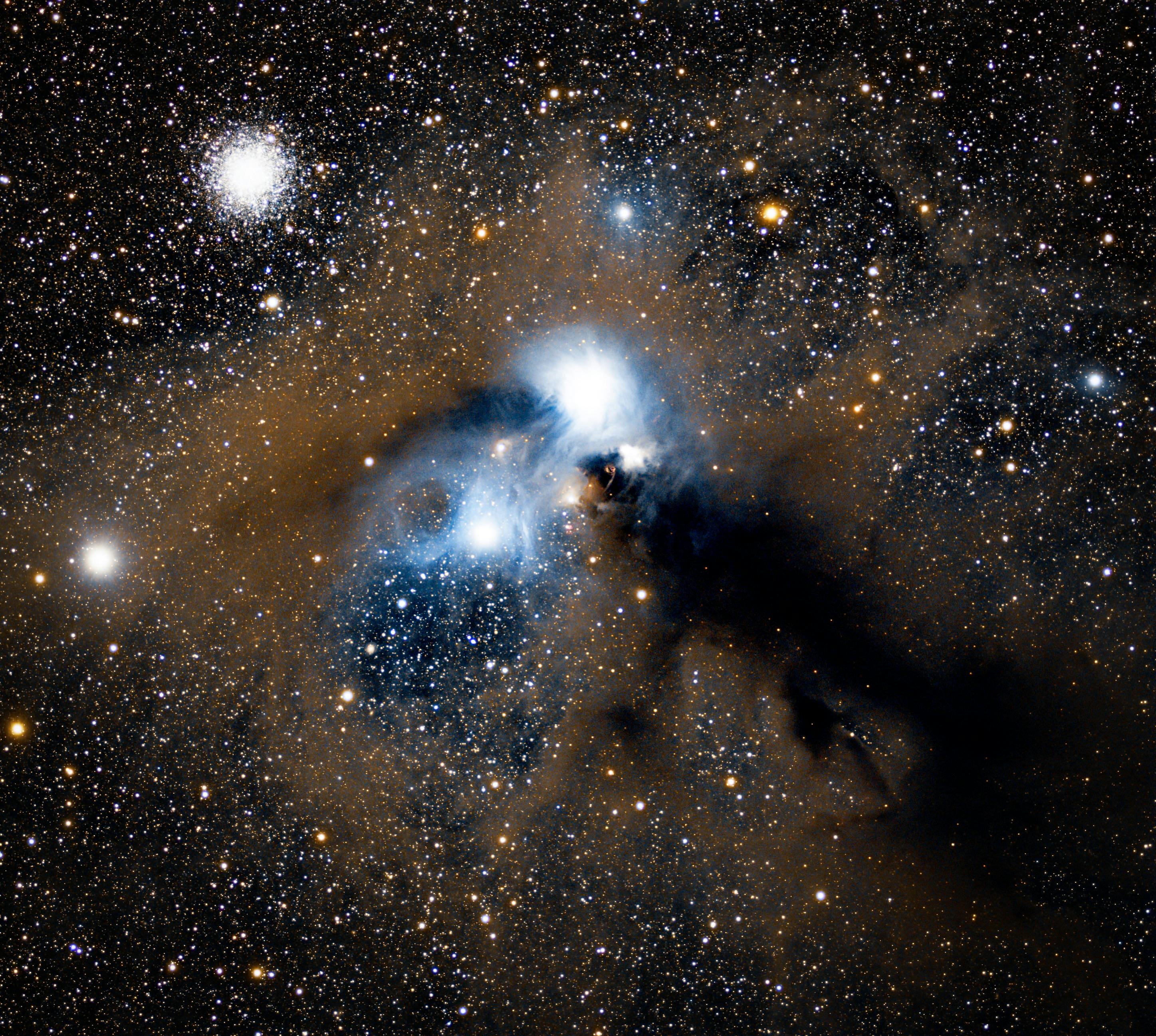 Una nave espacial solitaria en la inmensidad del cosmos