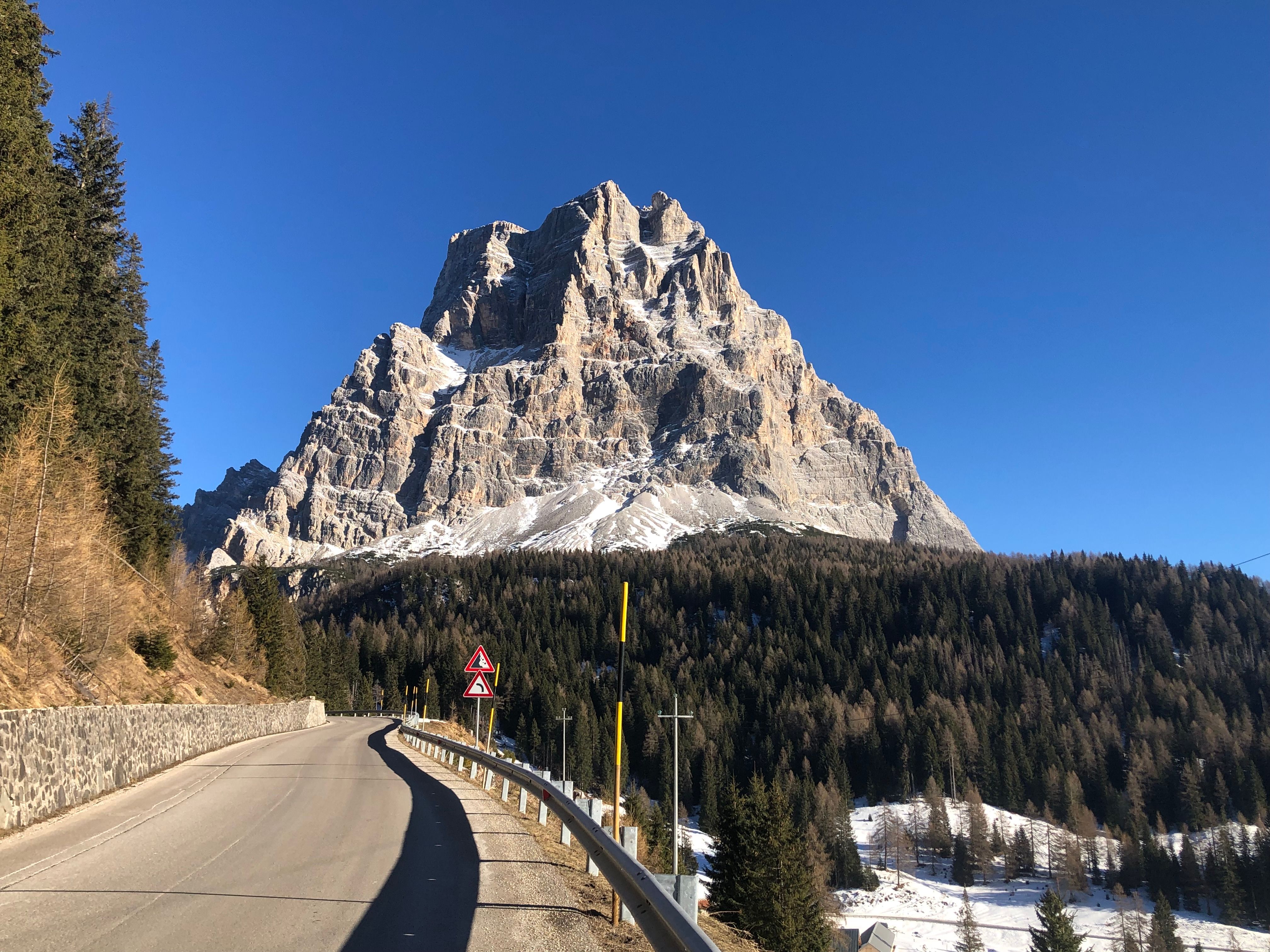 Vilarejo tirolês nas Dolomitas com montanhas ao fundo — Itália 2026