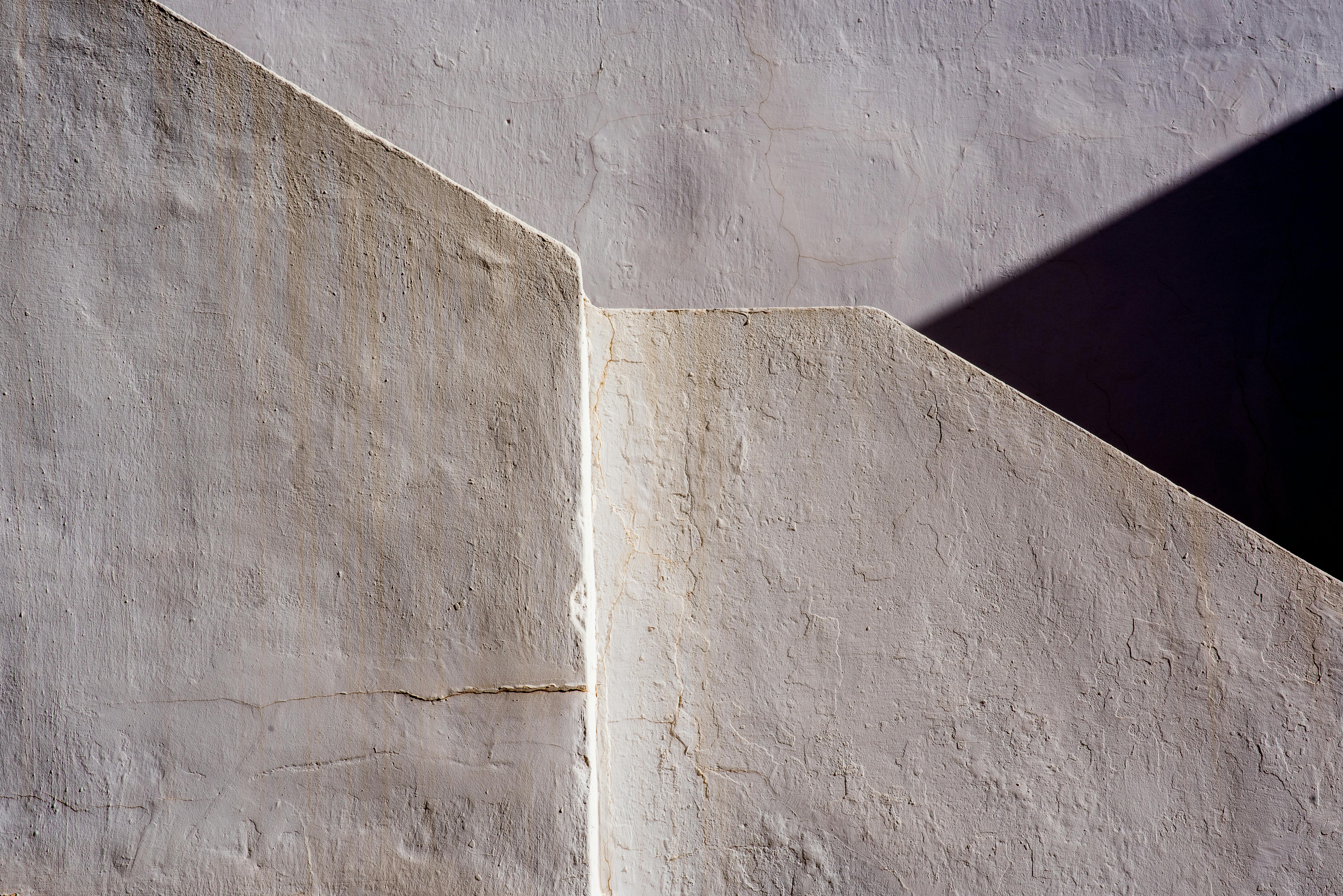 bezplatná Abstraktní minimalistický obraz texturované zdi s geometrickými stíny. Základová fotografie