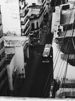 A high contrast black and white aerial view of a street in Rosario, Argentina.