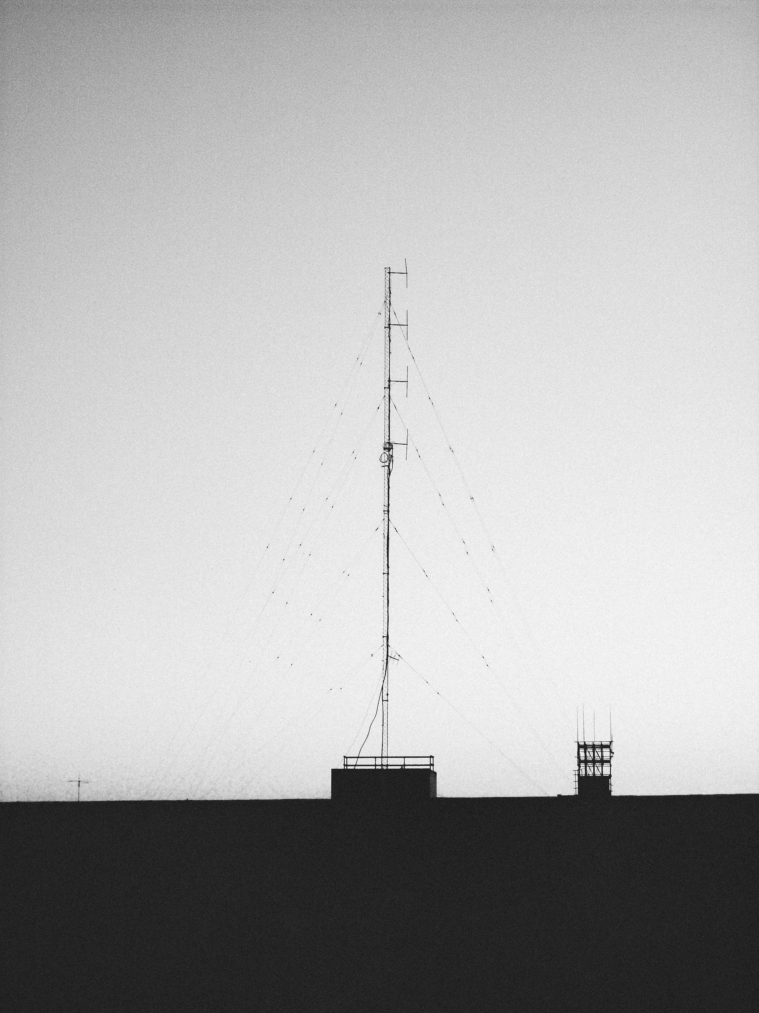 免費 阿根廷羅薩裡奧一座廣播塔的醒目的黑白剪影。 圖庫相片