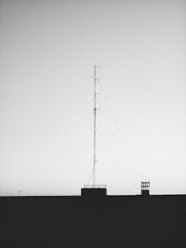 A striking black and white silhouette of a radio tower in Rosario, Argentina.