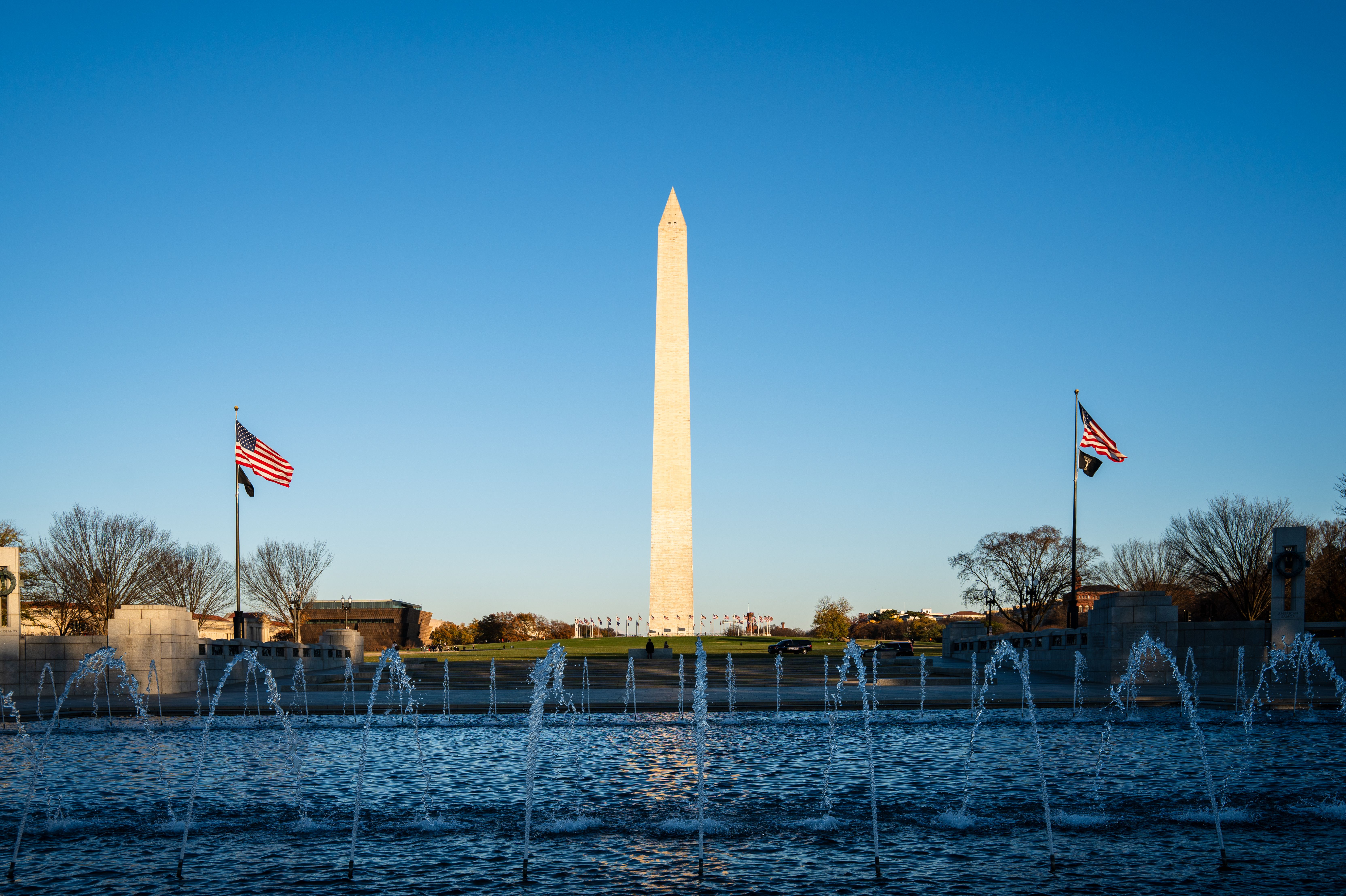 Monumen Washington Dengan Kolam Pantul Dan Bendera Saat Matahari ...