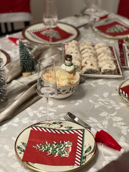 Free Elegant Christmas dinner table with festive decorations and holiday treats ready to be enjoyed. Stock Photo