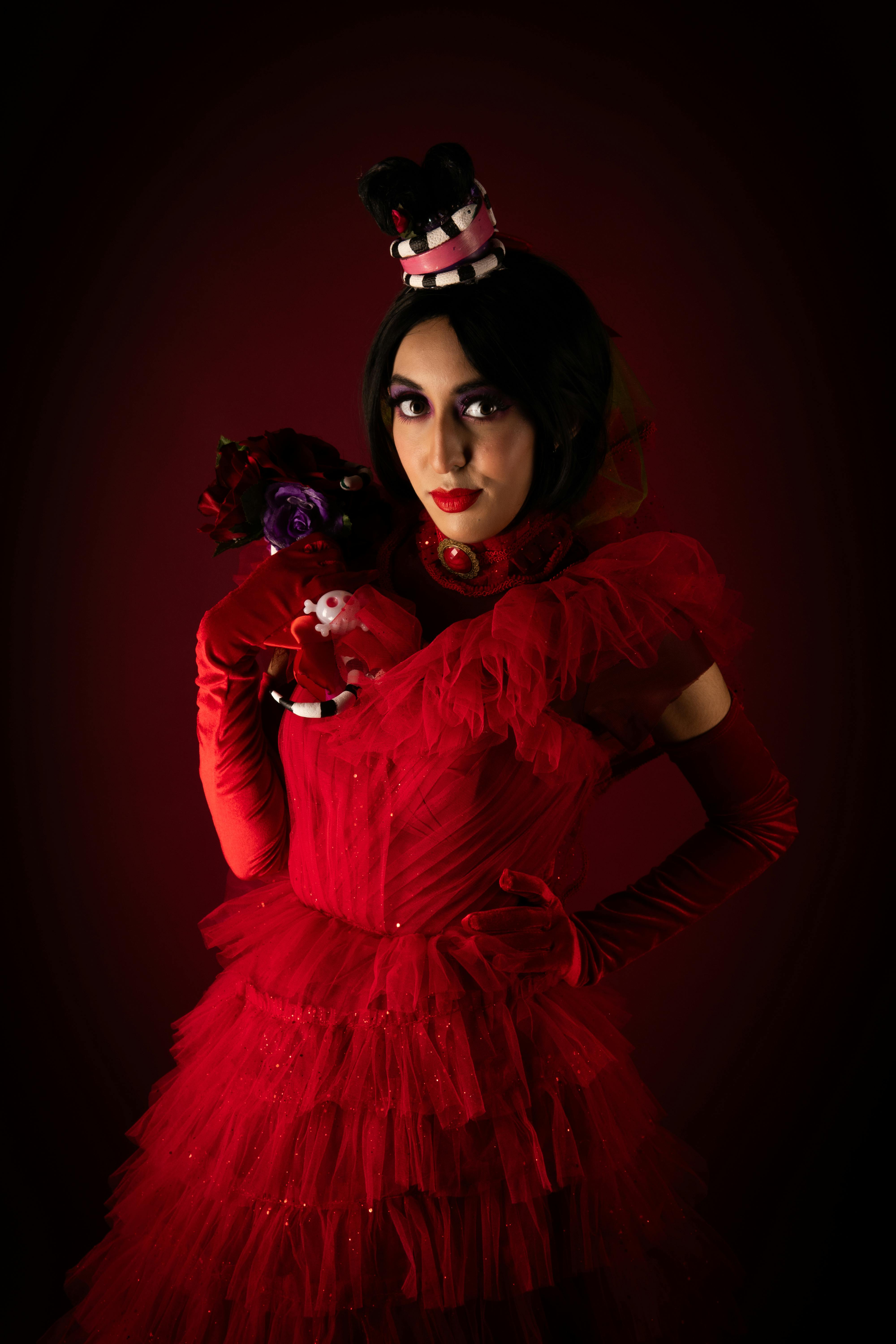 Bezpłatne Portret osoby w kreatywnym stroju cosplayowym z czerwonym motywem, emanującym artystyczną atmosferą. Zdjęcie z galerii