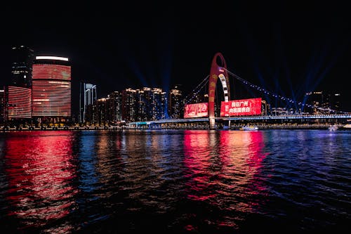 Lumières Allumées Sur Le Pont Pendant La Nuit