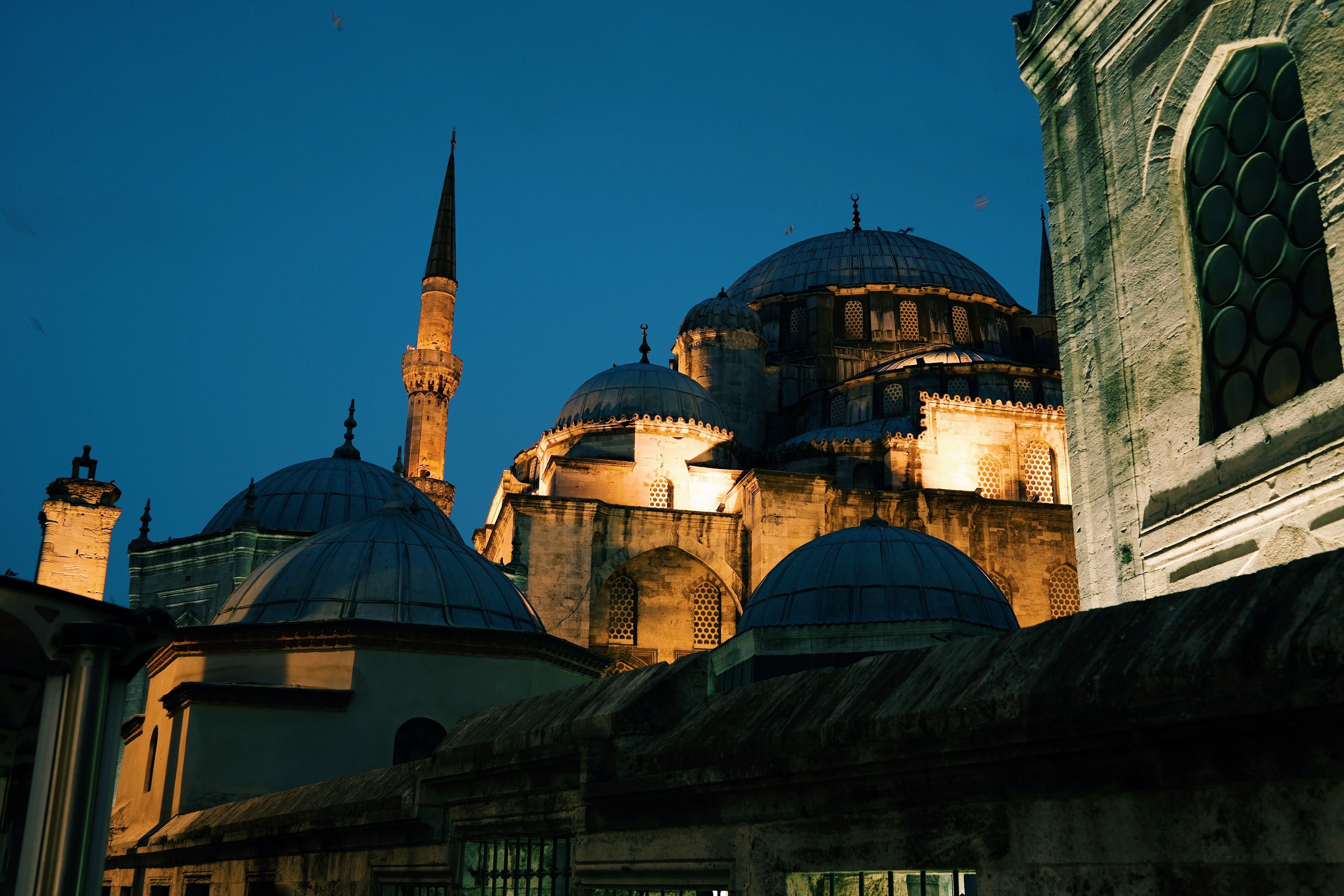 Magnificent Evening View of Historic Mosque in Istanbul · Free Stock Photo