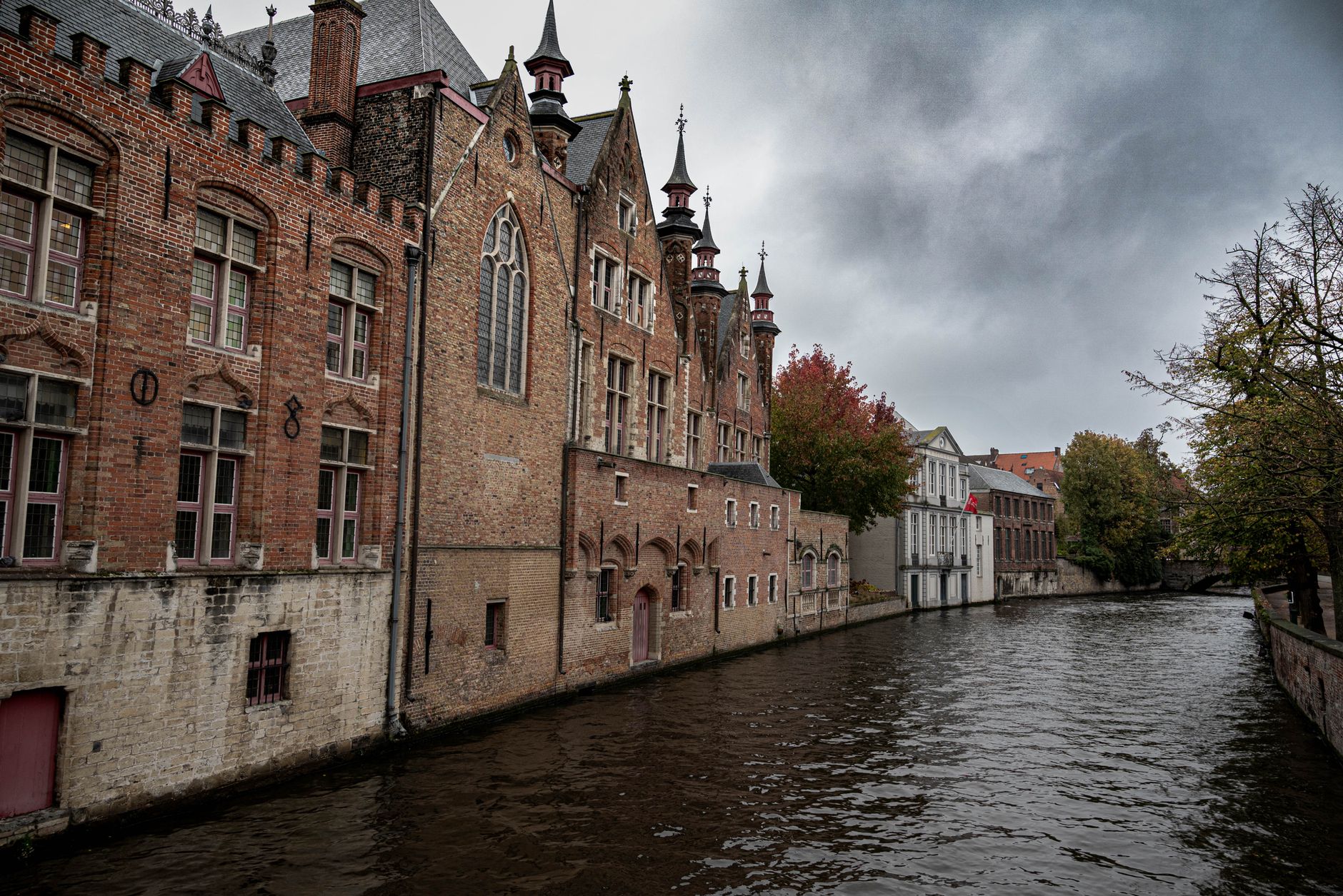 Atmospheric view of a historic canal and old town architecture in Ghent, Belgium. โ photo by NIKOLAOS IOANNIDIS / Pexels