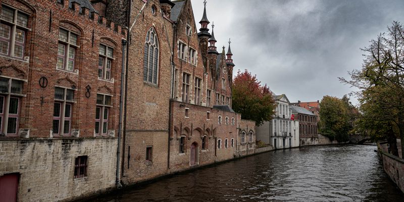 Edificios históricos junto a un canal de Brujas