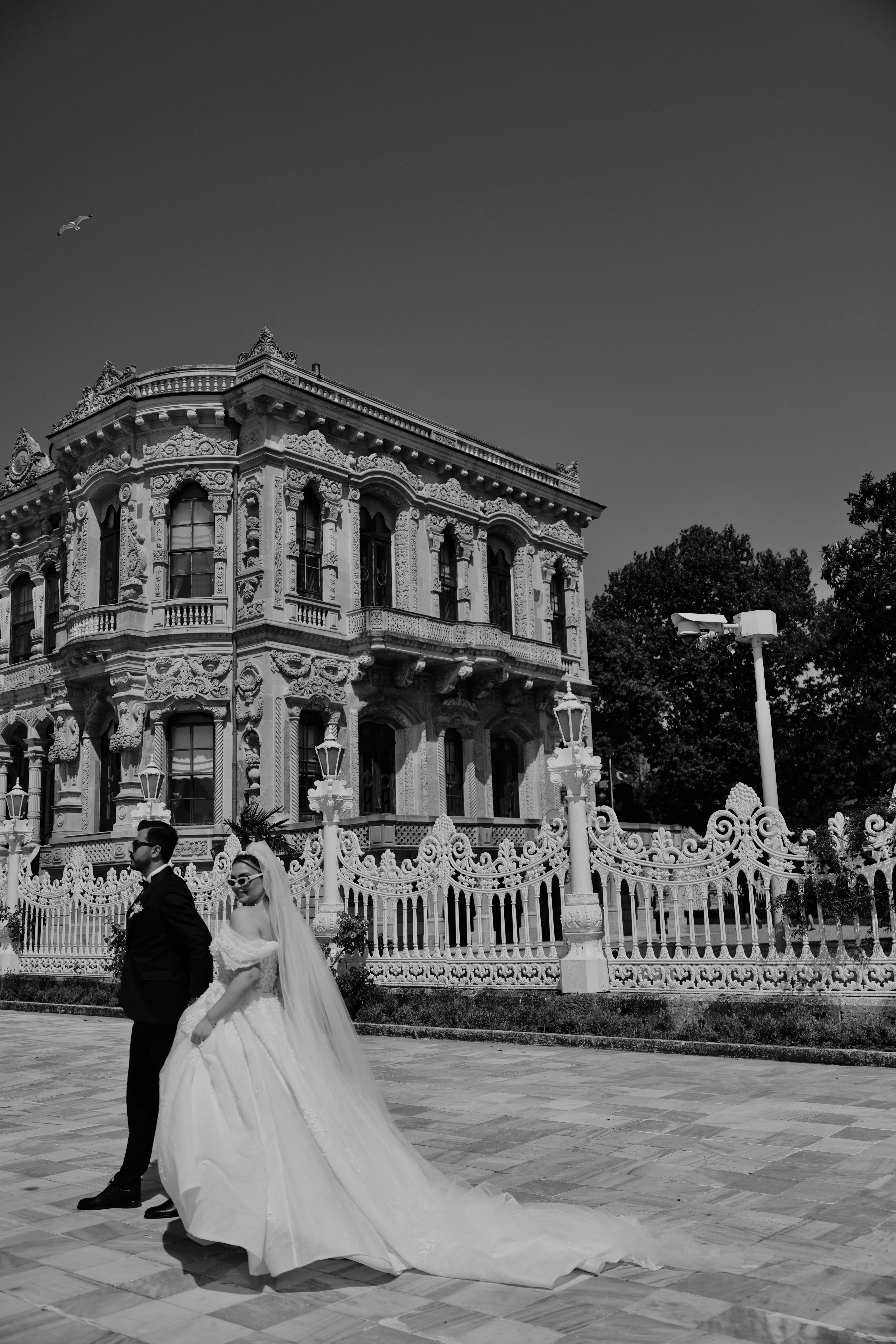 Romantik düğün fotoğrafı, gün doğumu altın ışık efekti