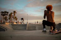 日落时分，在洛杉矶一个充满活力的滑板公园里，一名滑板运动员正在表演特技