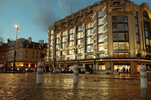 Free Evening view of a lit Parisian building with holiday decorations creating a festive ambiance. Stock Photo