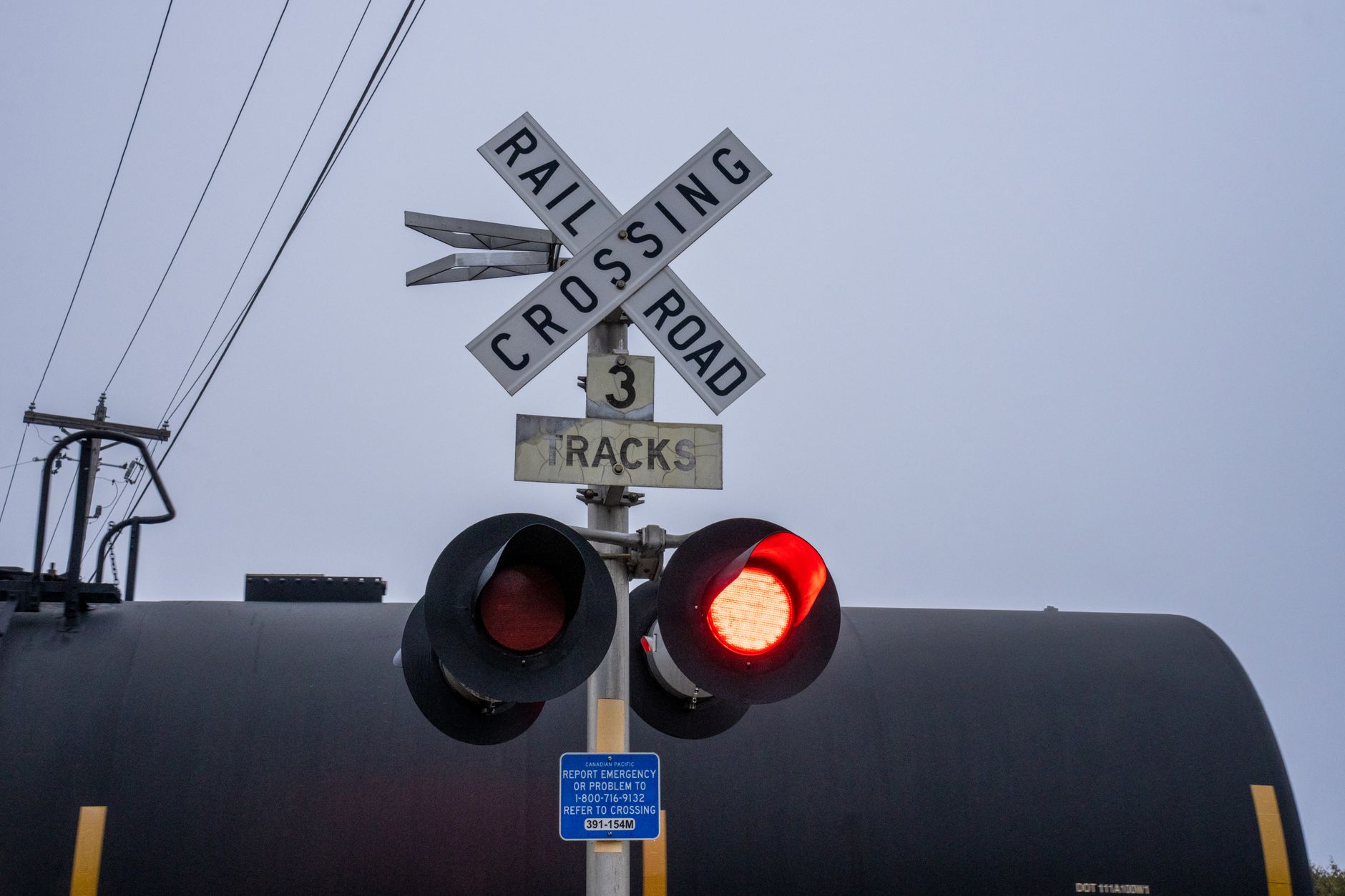 Mașină lovită de tren la o trecere la nivel cu calea ferată din Bistrița
