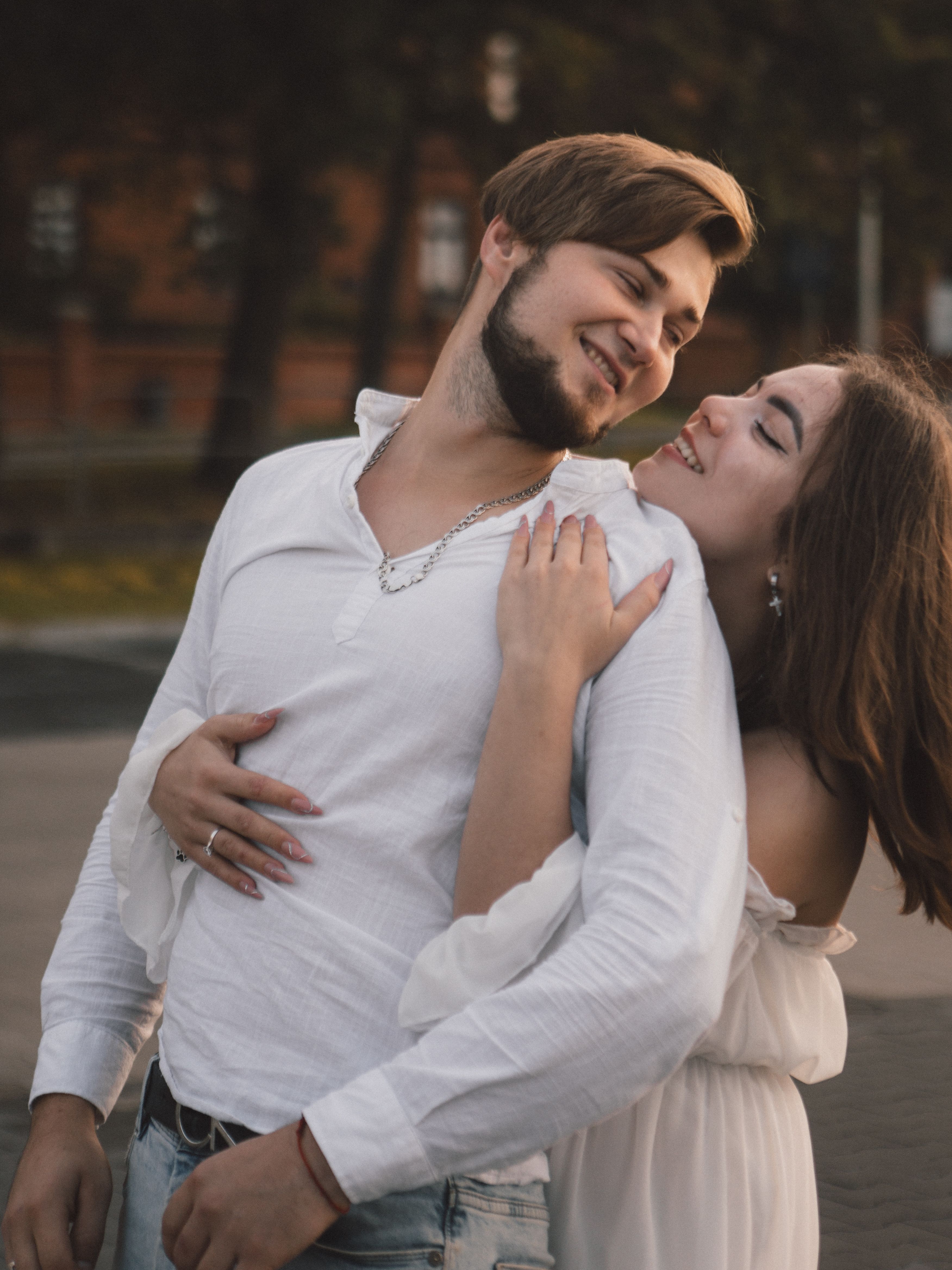 Pareja en momento íntimo y apasionado