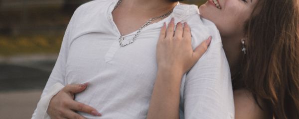 Pareja en momento íntimo y apasionado