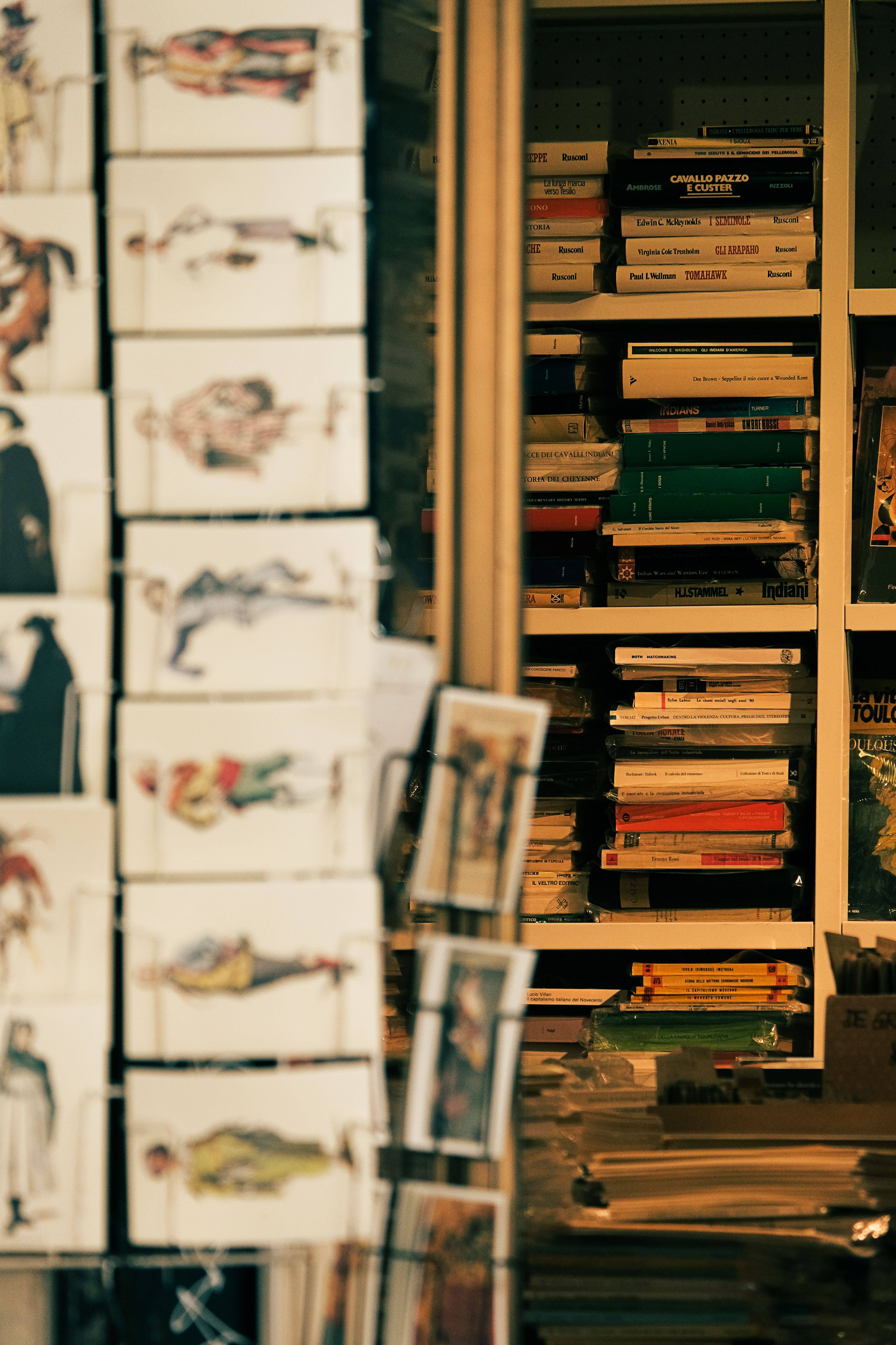 Librairie vénitienne avec cartes illustrées et livres empilés