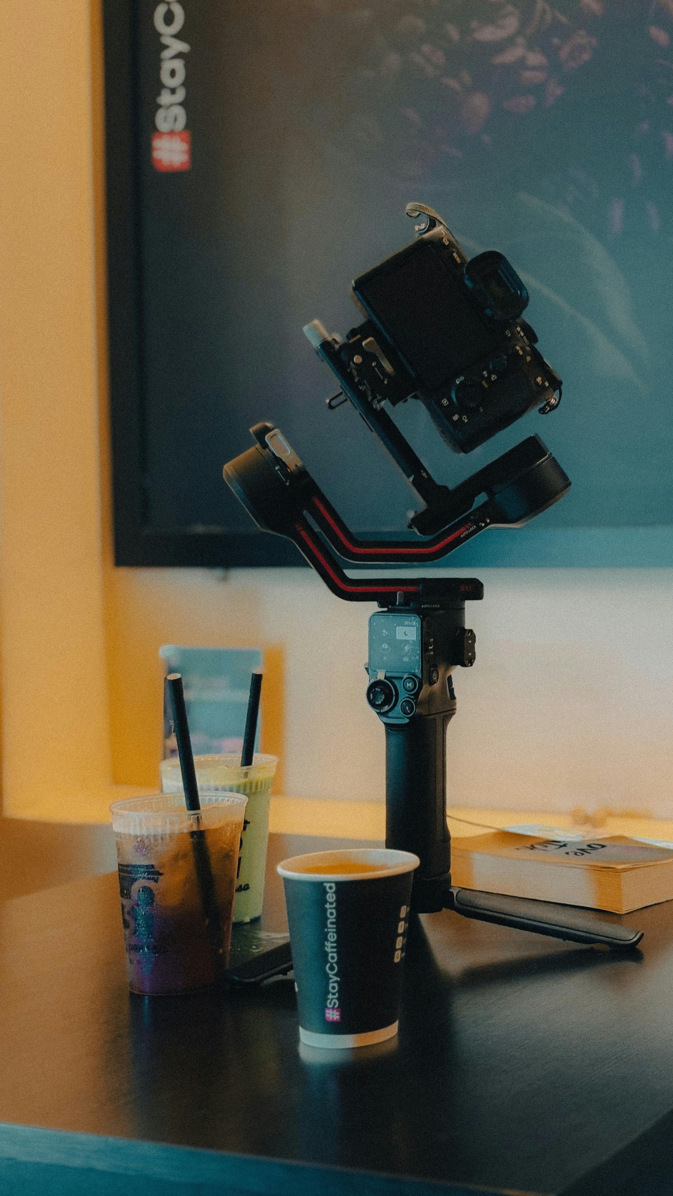 De franc Una instal·lació de gimbal de cinema amb begudes fredes sobre una taula per a rodatges cinematogràfics. Foto d'estoc