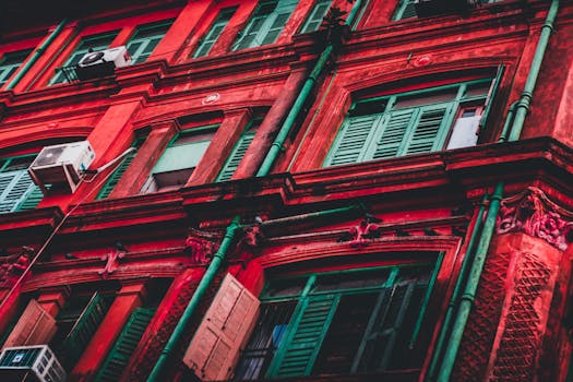 印度加尔各答市中心一座历史建筑的红绿立面引人注目