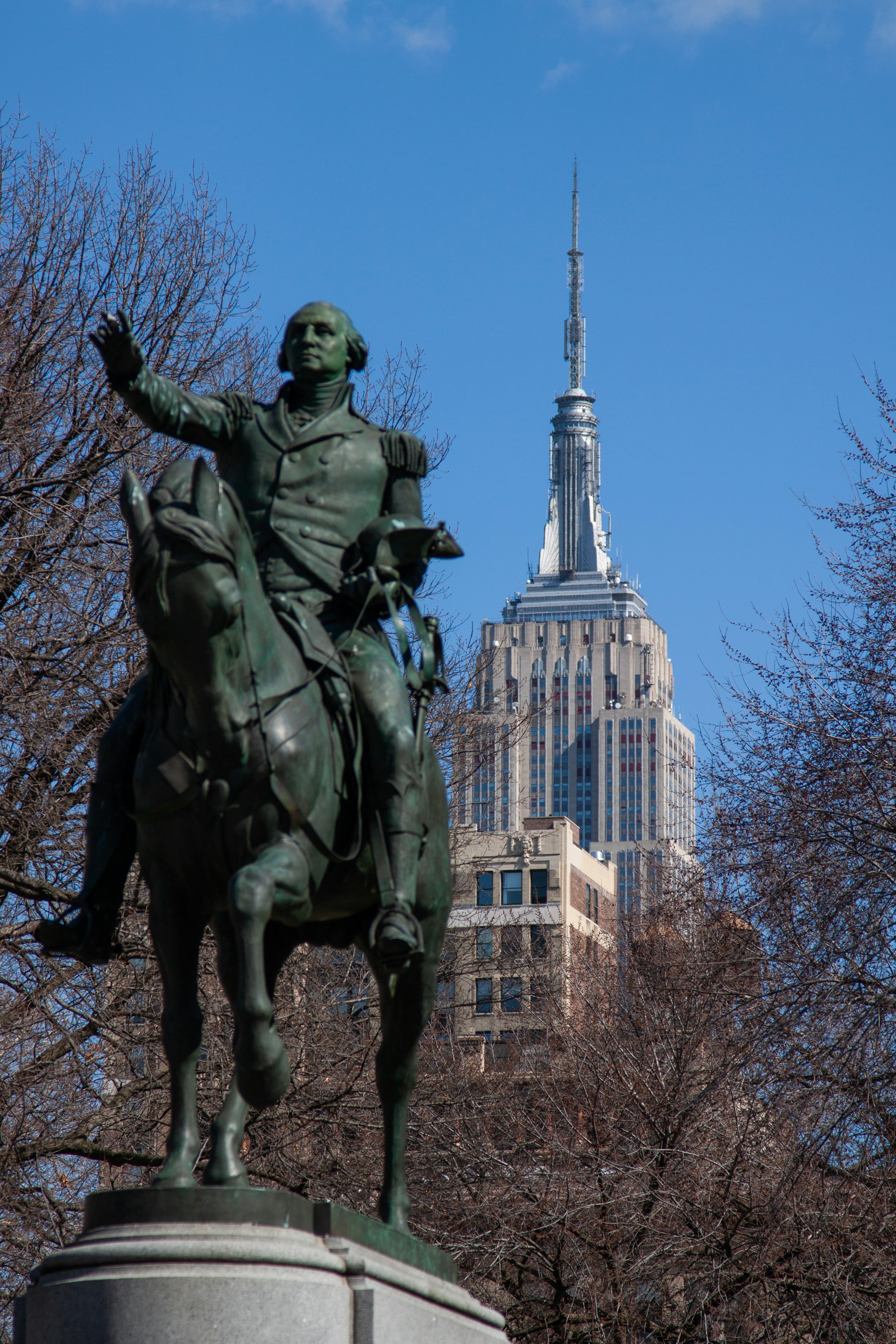 grátis Estátua equestre na cidade de Nova York com o Empire State Building ao fundo. Foto profissional