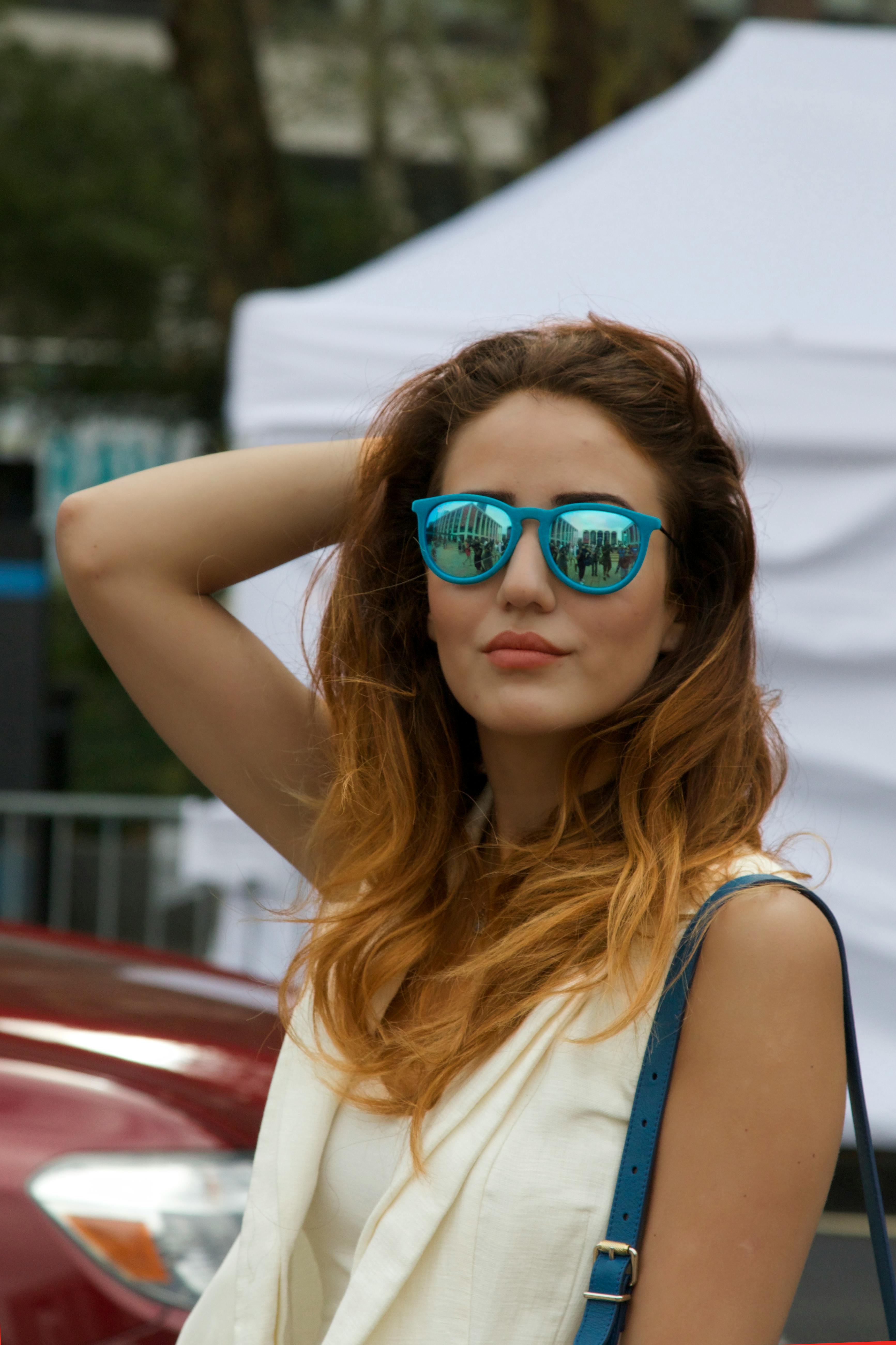 Gratis Riflessi Luminosi: Occhiali Da Sole Vivaci E Fascino Urbano Foto a disposizione