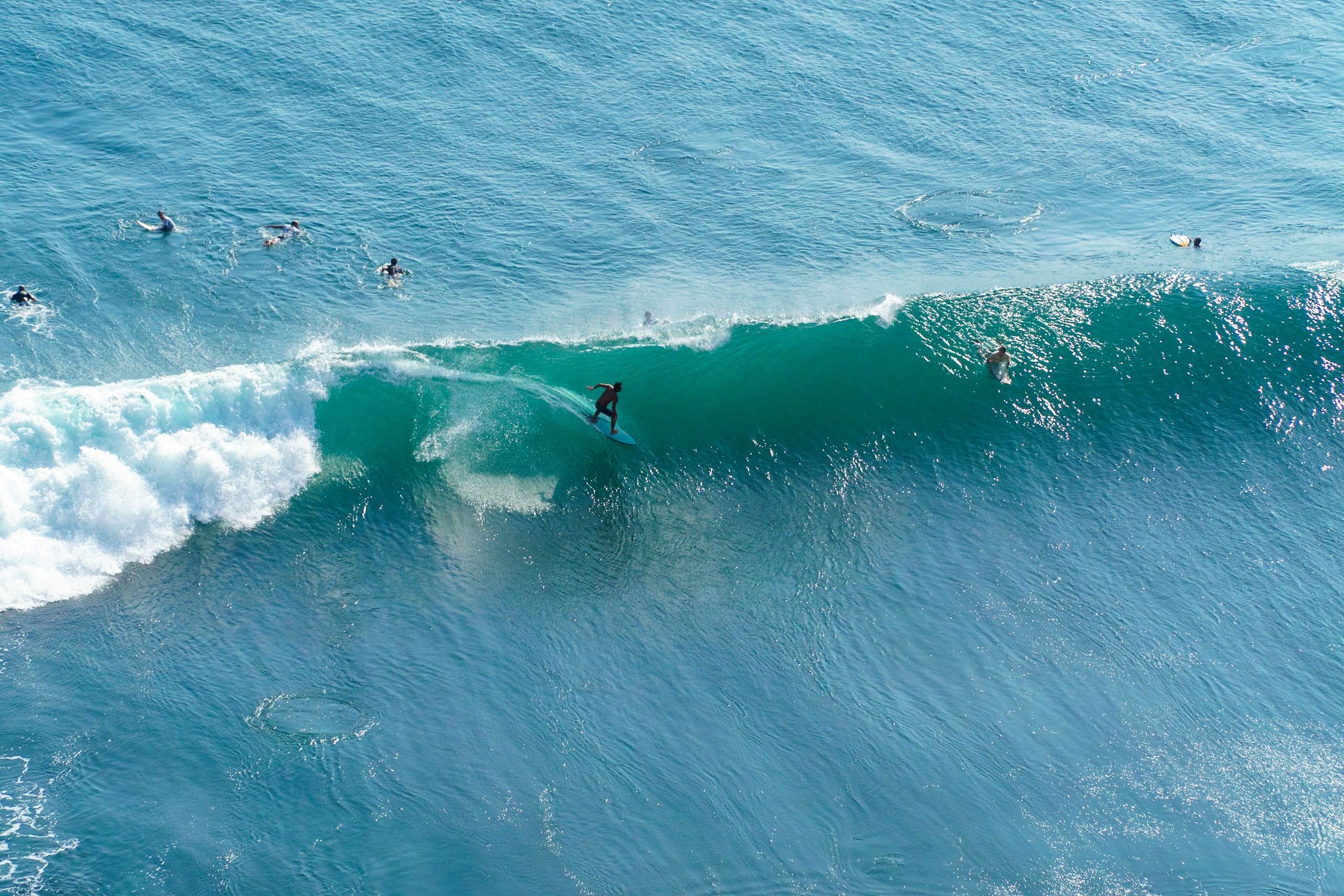 Vue Aérienne De Surfeurs Sur Les Vagues à Bali · Photo gratuite
