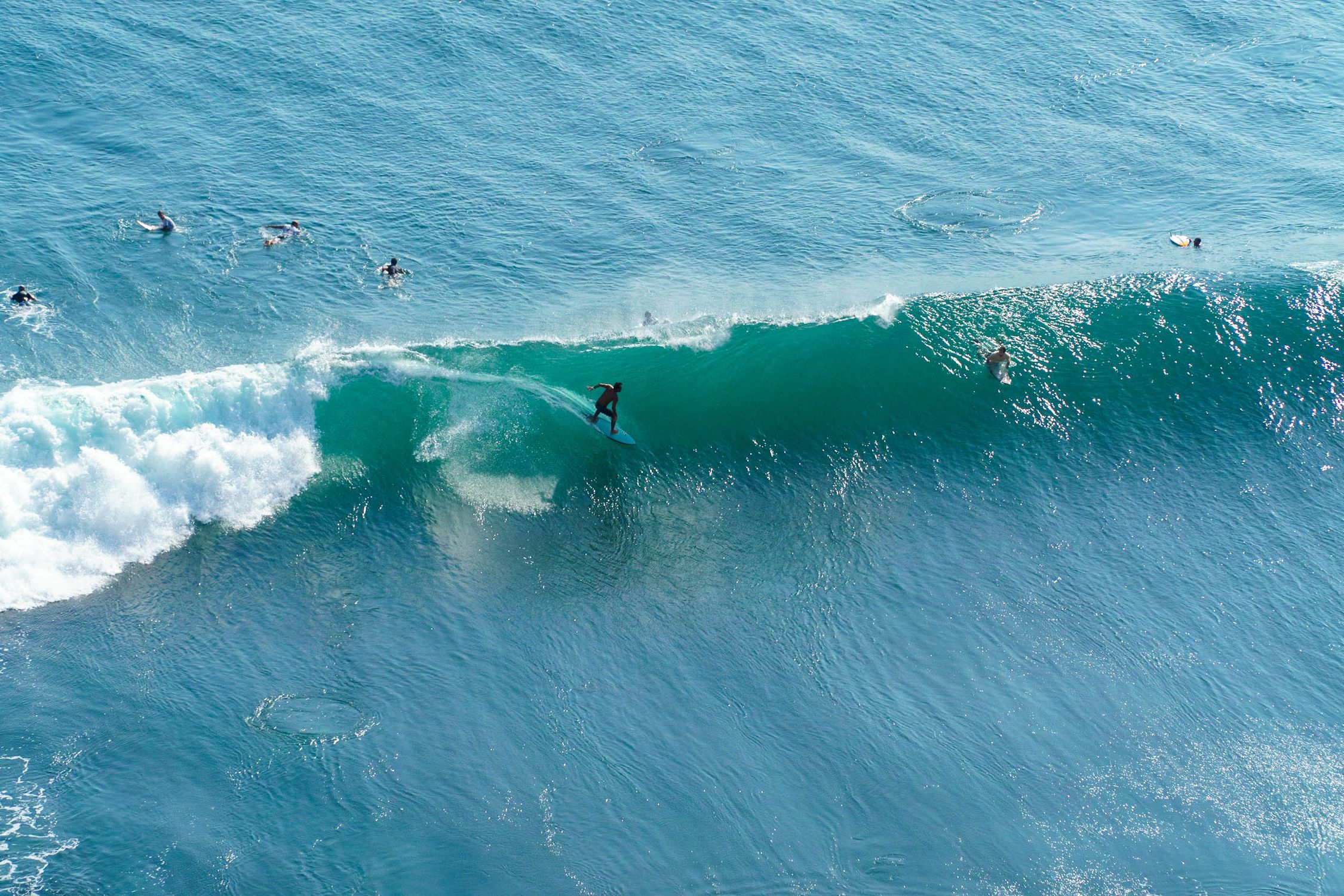 Vue Aérienne De Surfeurs Sur Les Vagues à Bali · Photo gratuite