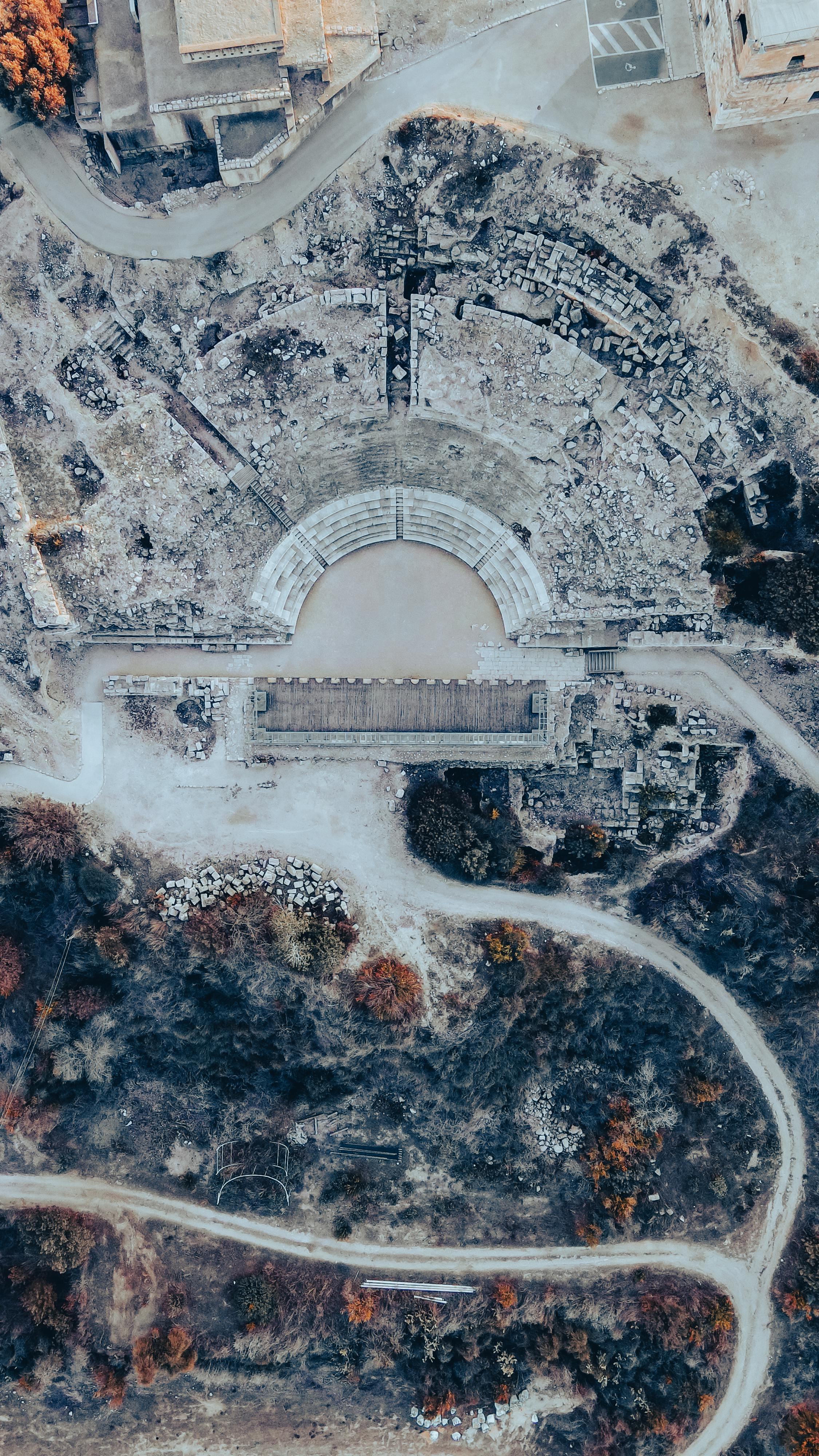 Gratuit Explorați vederea aeriană a ruinelor teatrului antic din Tzippori, Israel, prezentând arhitectura istorică. Fotografie de stoc