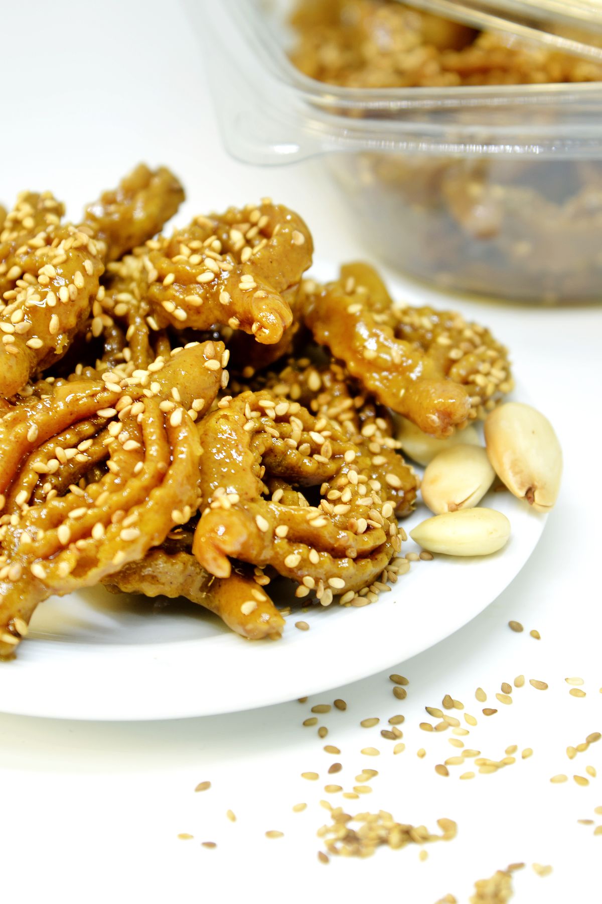 Chebakia, pâtisserie marocaine en rosaces frites, trempées dans le miel et le sésame