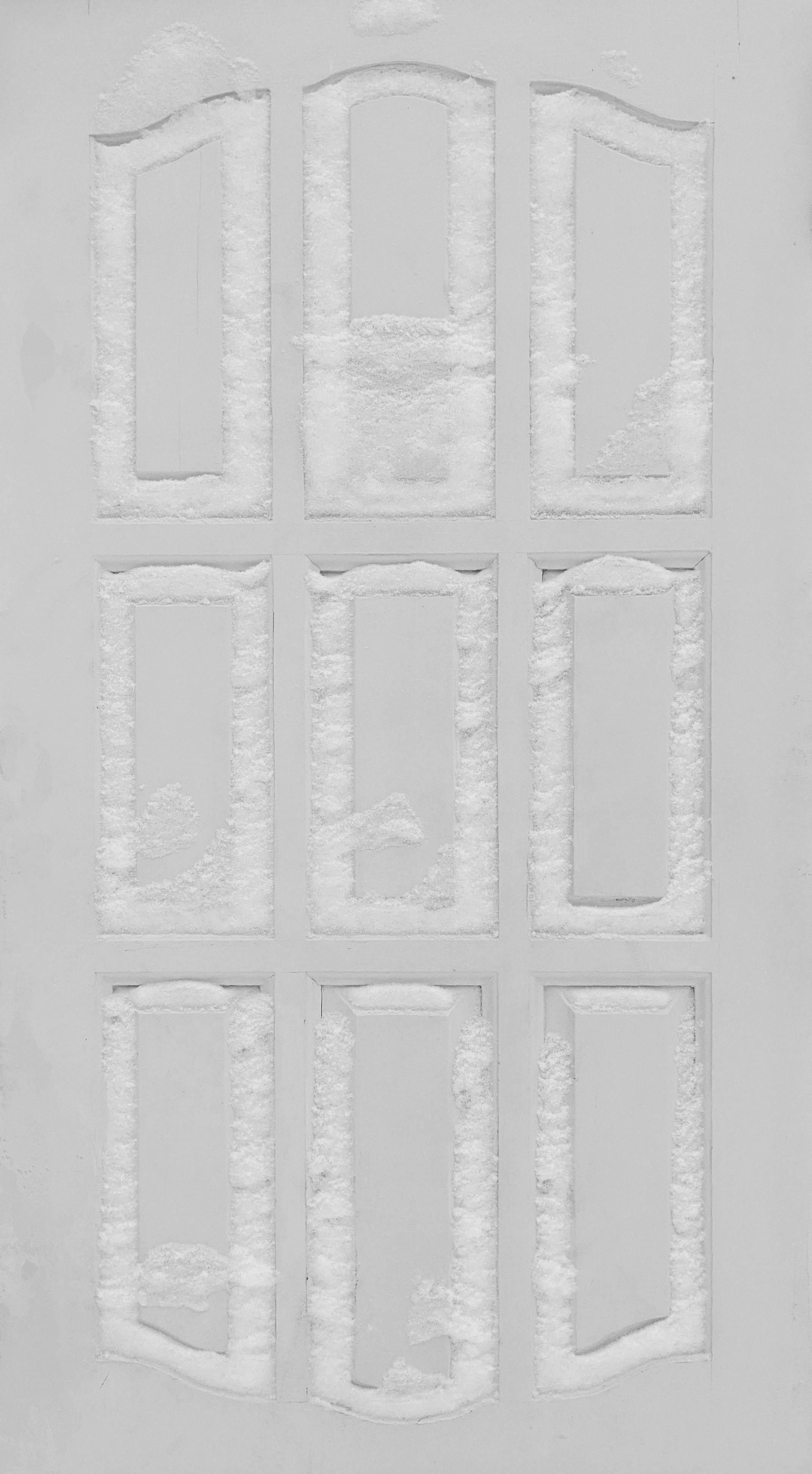 Gratis Et frostmønster på en snedækket dør skaber et vinterligt abstrakt design. Lagerfoto