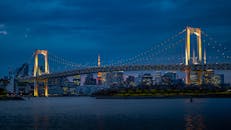 东京的彩虹桥的令人惊叹的看法照亮了城市天际线在夜间