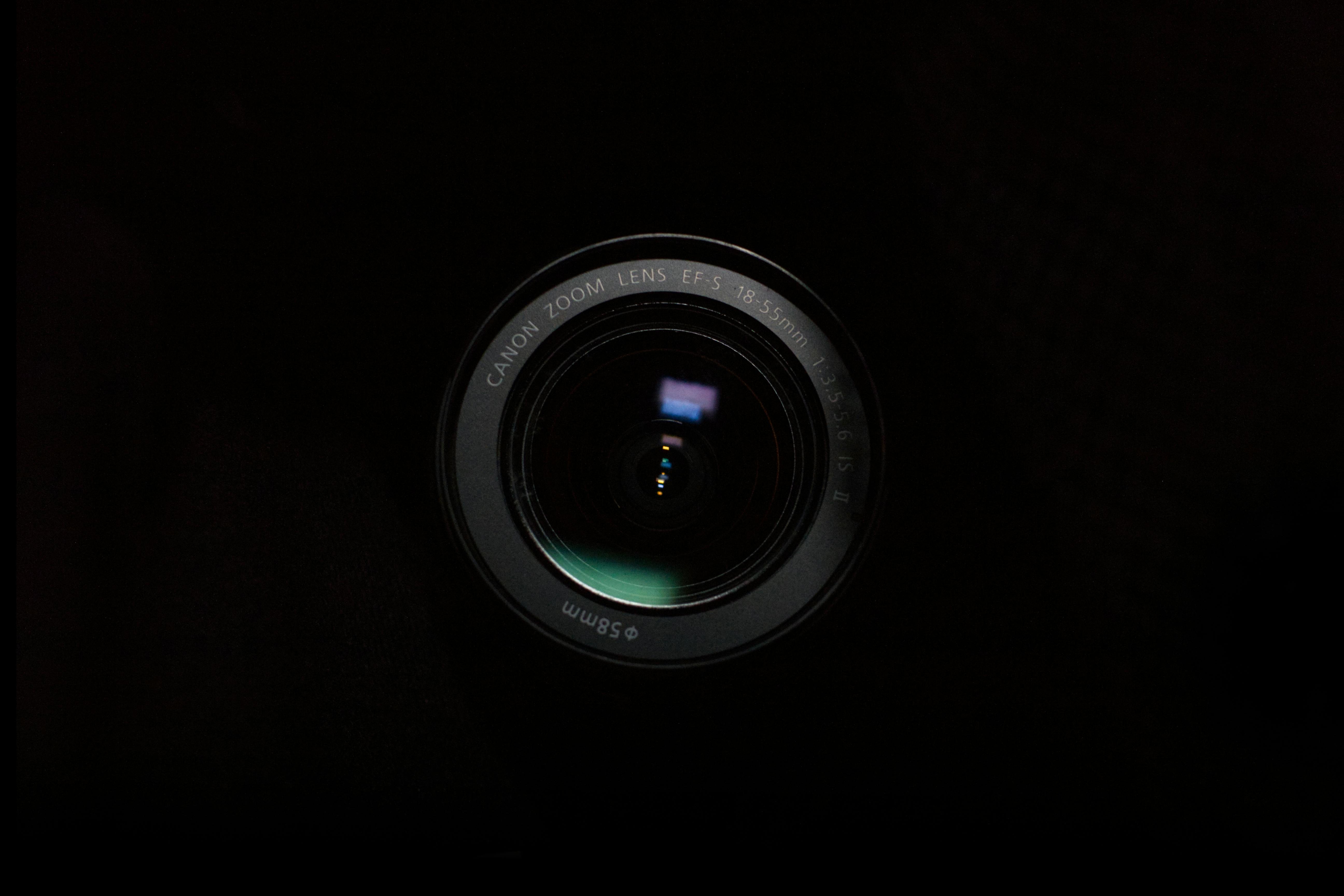 Zadarmo Detailný pohľad na objektív DSLR fotoaparátu s odleskami, zvýrazňujúcou technológiou a optikou. Fotka z fotobanky