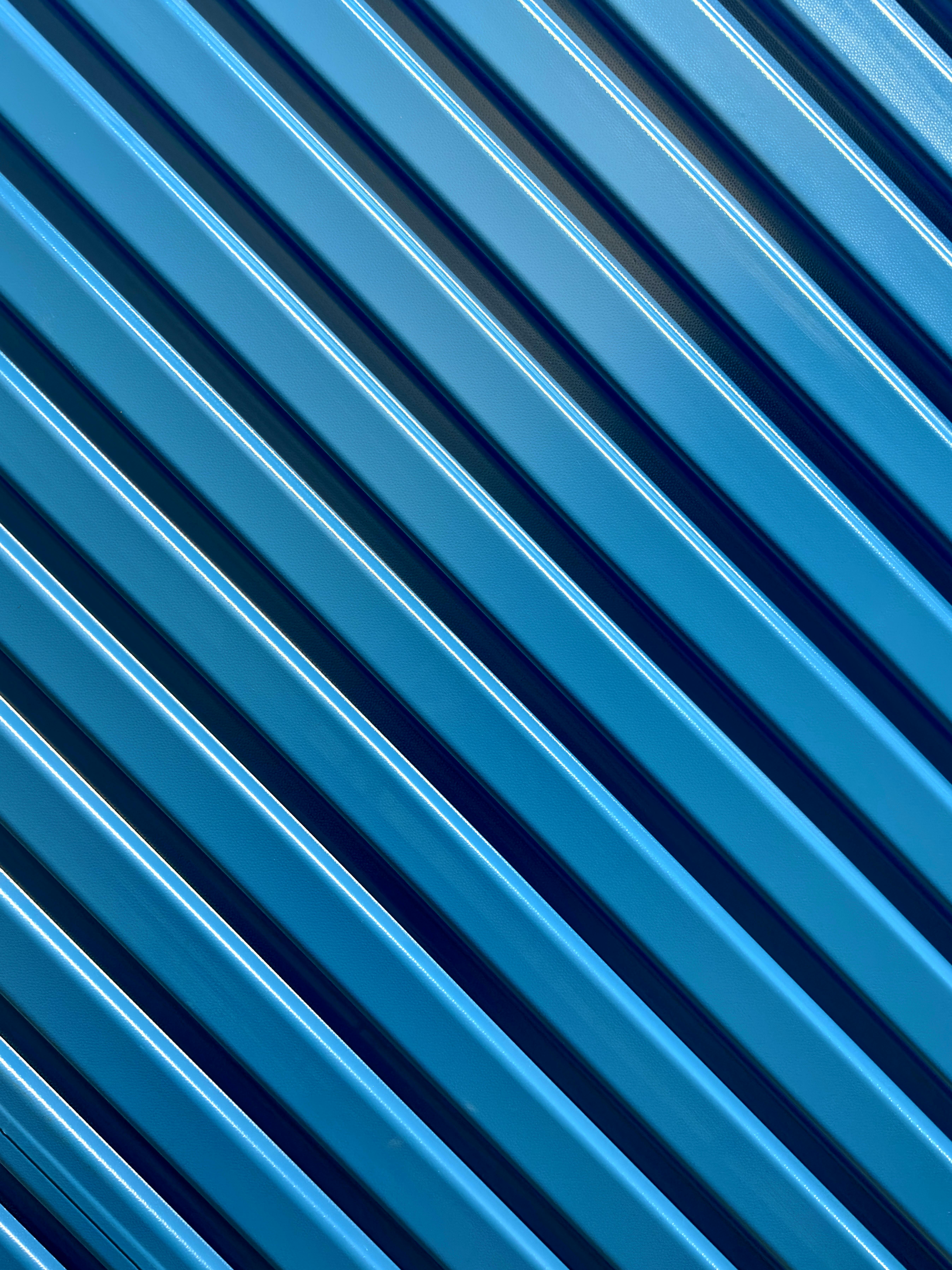 Gratis Primo piano di linee diagonali blu che creano un motivo strutturato astratto. Foto a disposizione