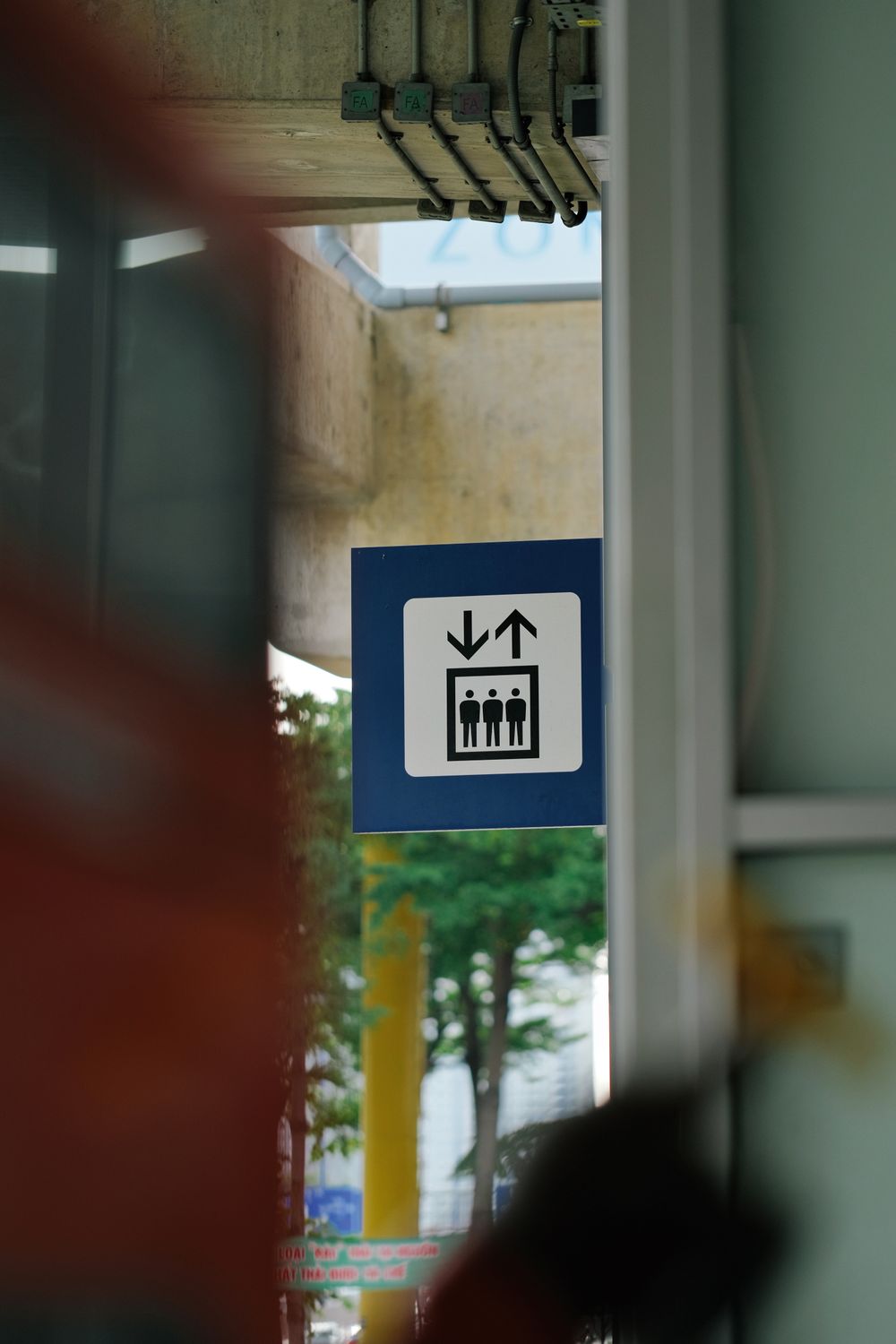 Lift sign in a public building interior