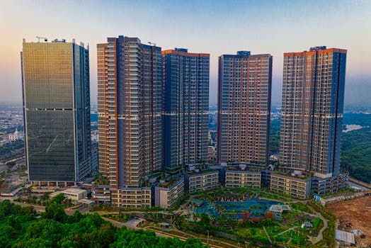 雅加达令人惊叹的航拍照片中，高耸的摩天大楼与充满活力的天空交相辉映