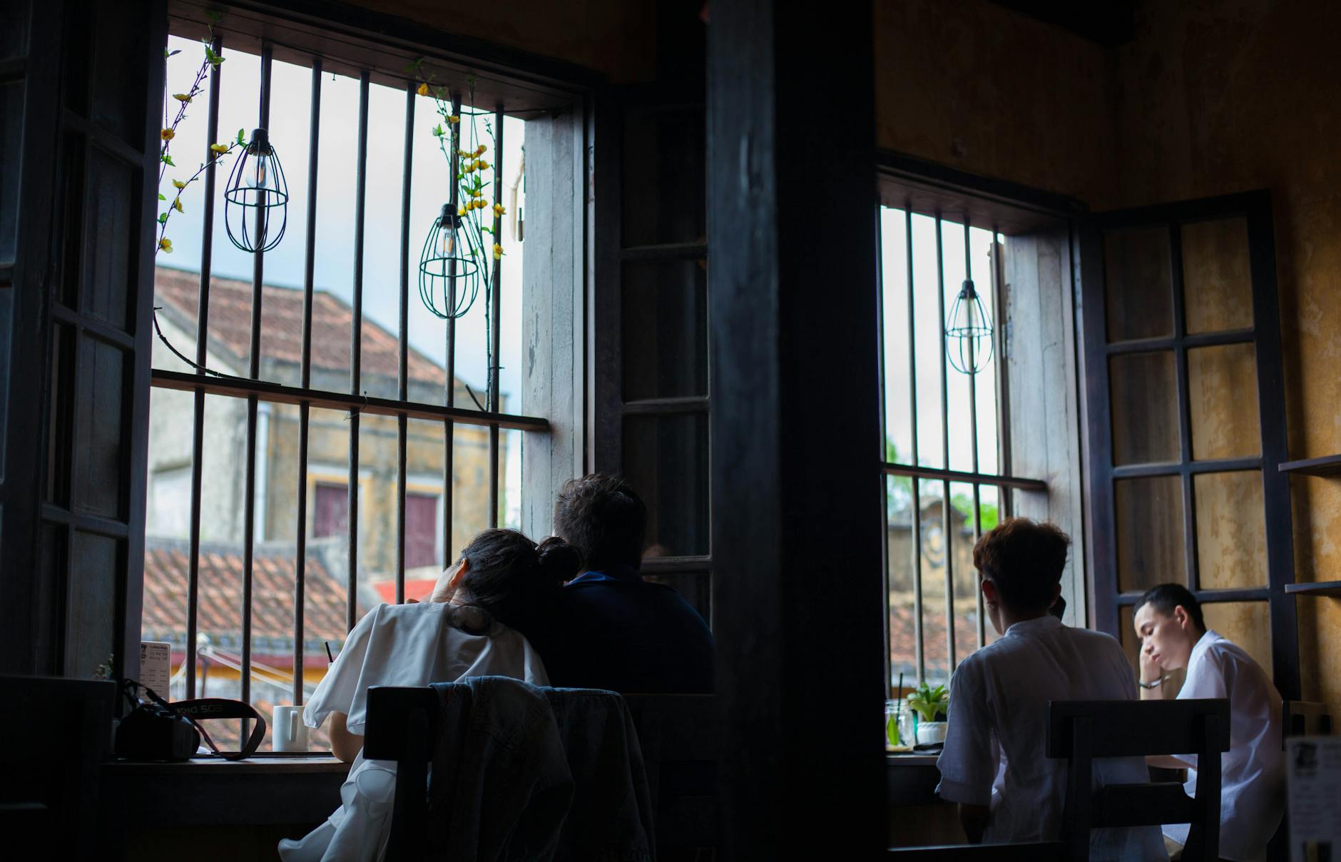 Candid moment of people relaxing in a traditional Vietnamese café in Hội An.