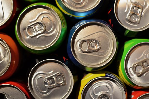 Diversas latas de bebidas vistas de cima mostrando seus anéis