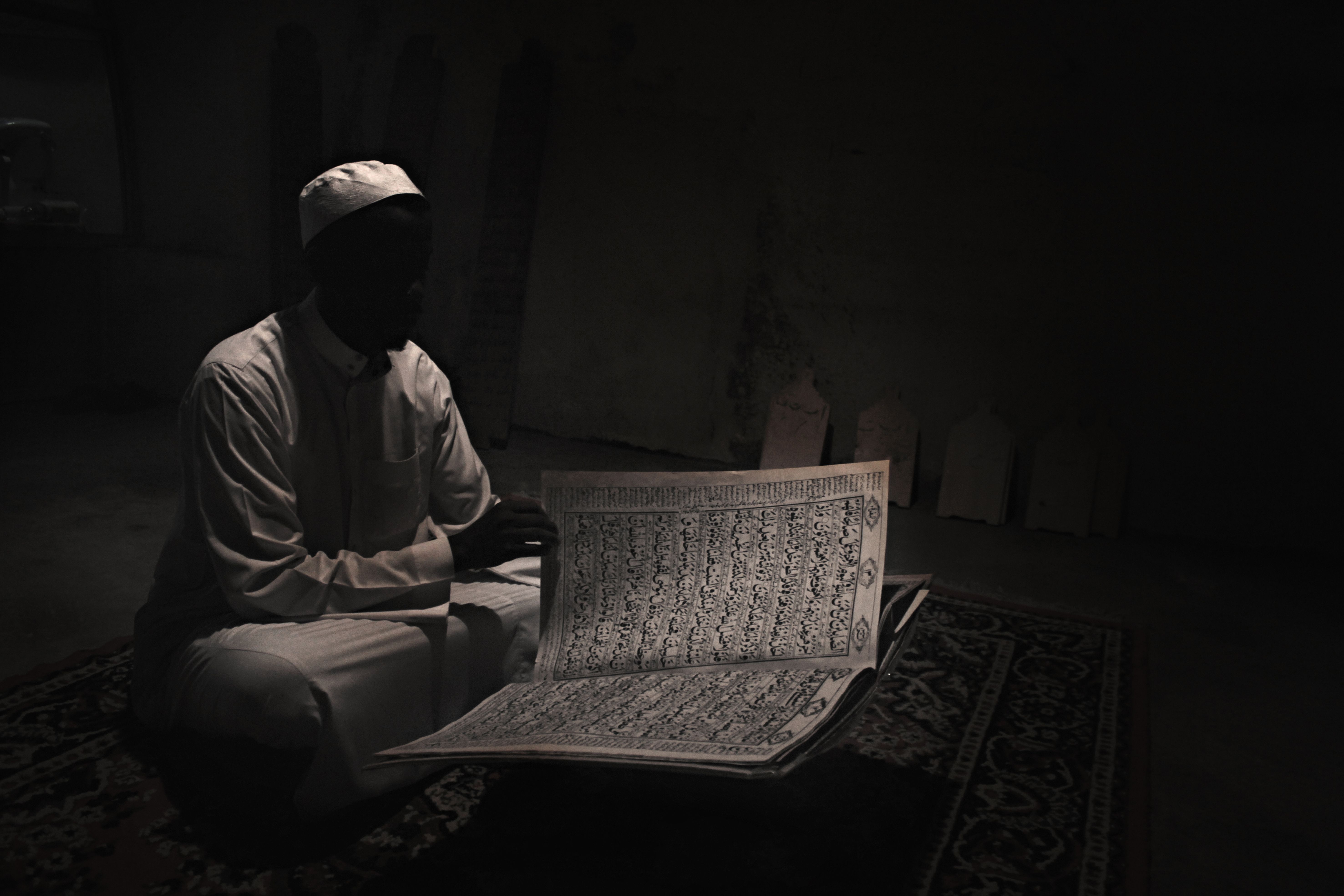 Foto stok gratis tentang hitam dan putih, Islam, pria berdoa