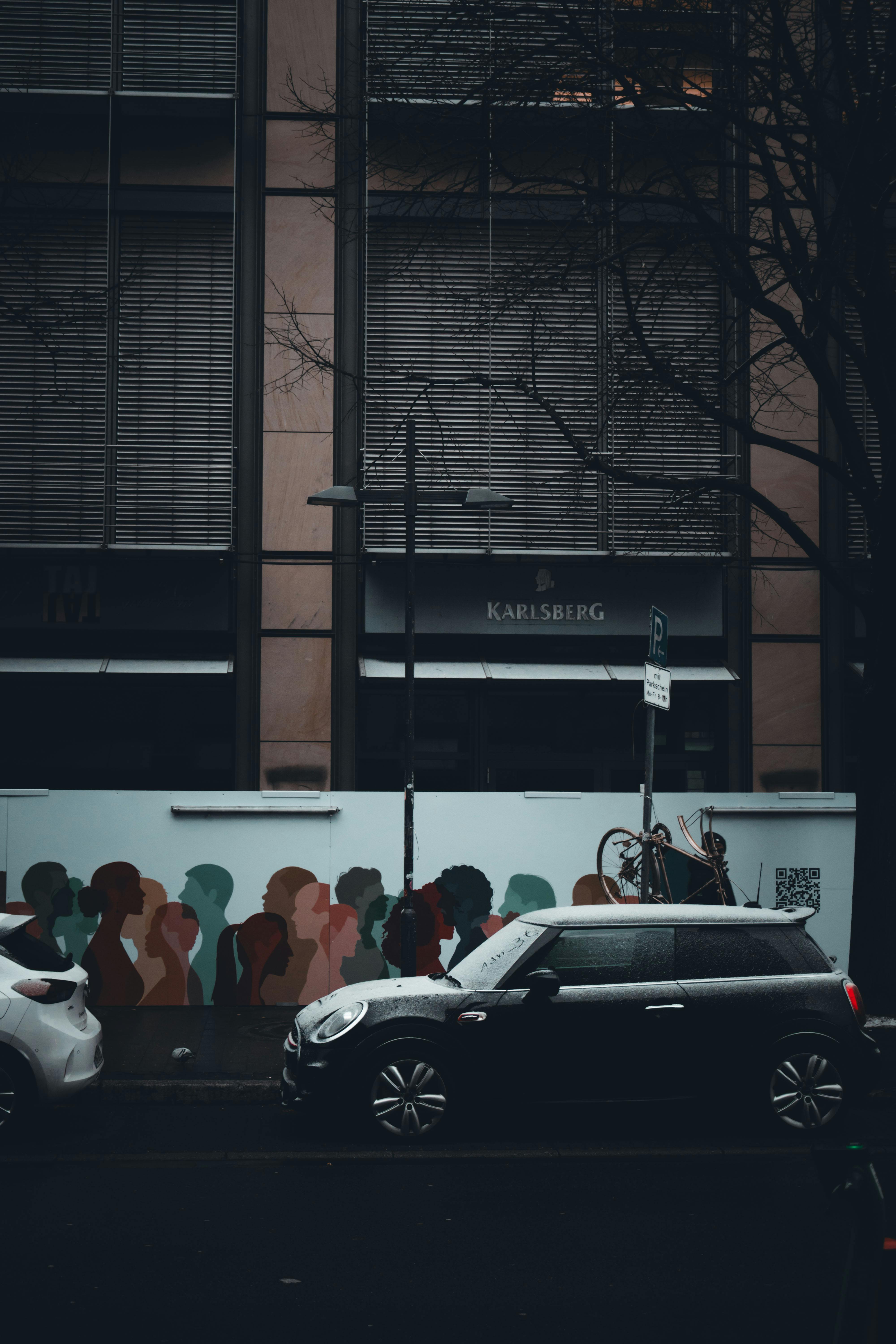 Free Urban street scene in Frankfurt featuring modern street art, cars, and architecture. Stock Photo
