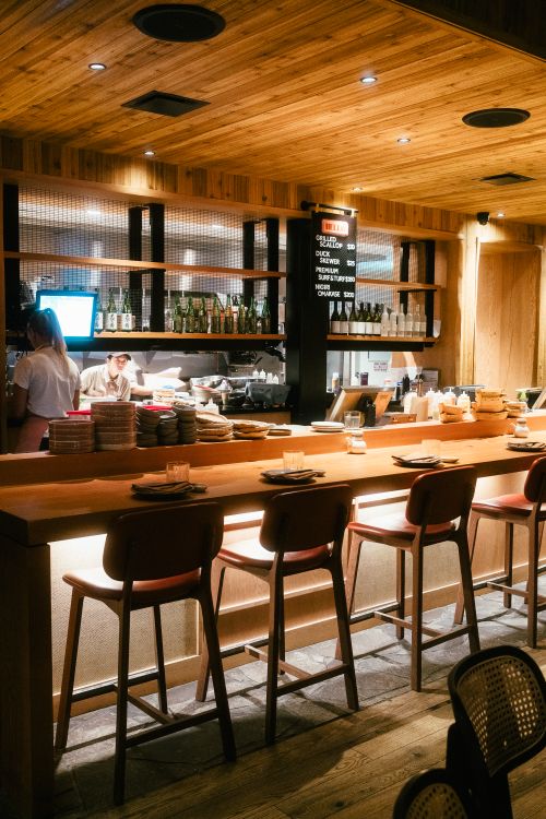 Cozy Rustic Restaurant Interior with Bar Seating · Free Stock Photo