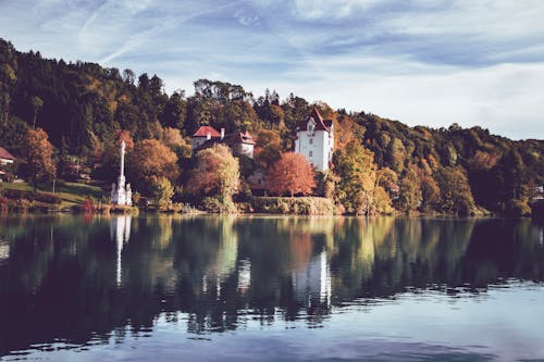 Ilmainen kuvapankkikuva tunnisteilla arkkitehtuuri, heijastukset, järven ranta