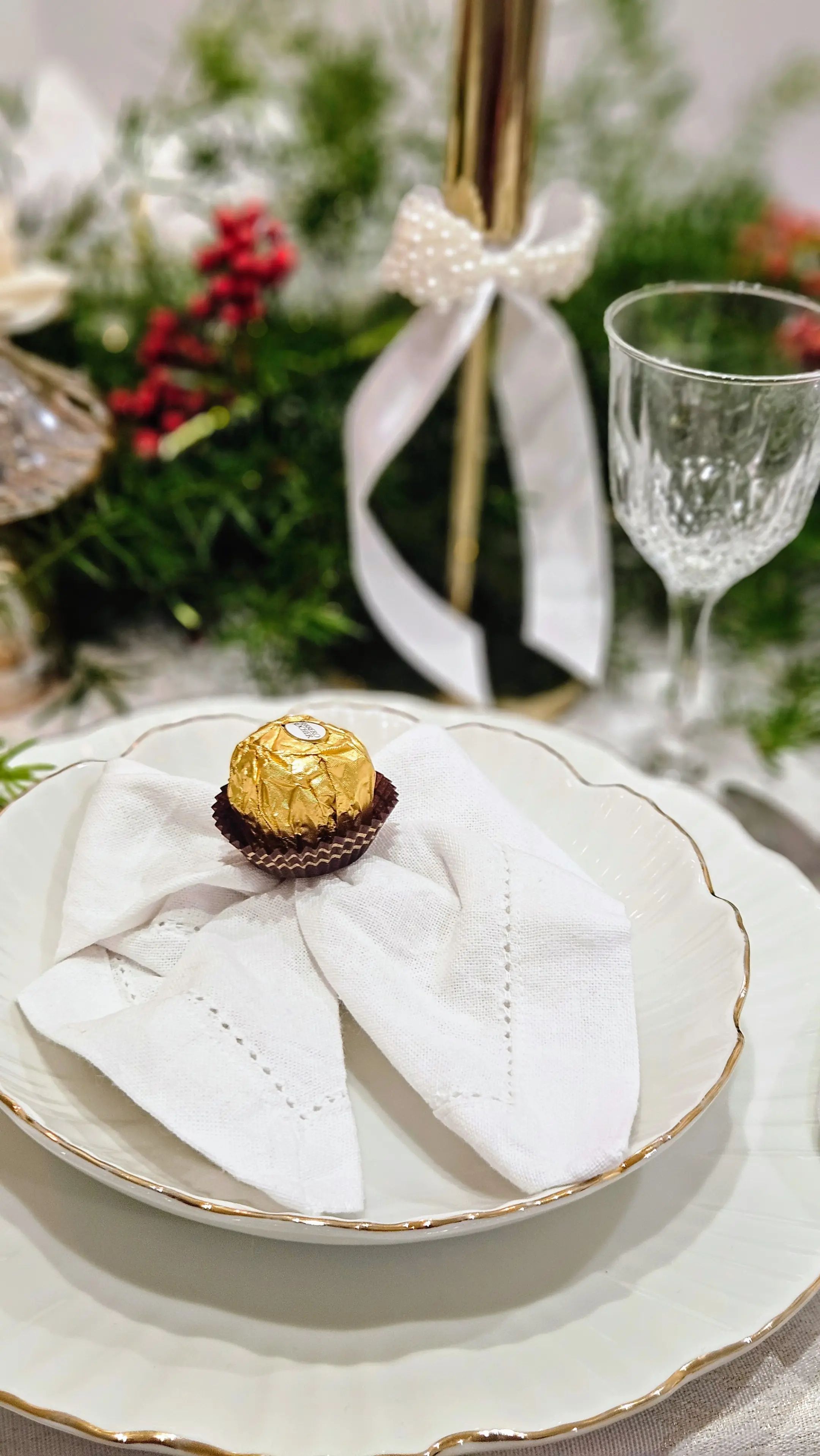 Mesa festiva com chocolate envolto em ouro e guardanapo branco em Barcelona.