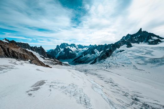 法国上萨瓦岛冬季白雪皑皑的山峰风景