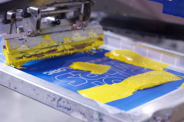 Pressa tipografica con inchiostro personalizzato in laboratorio