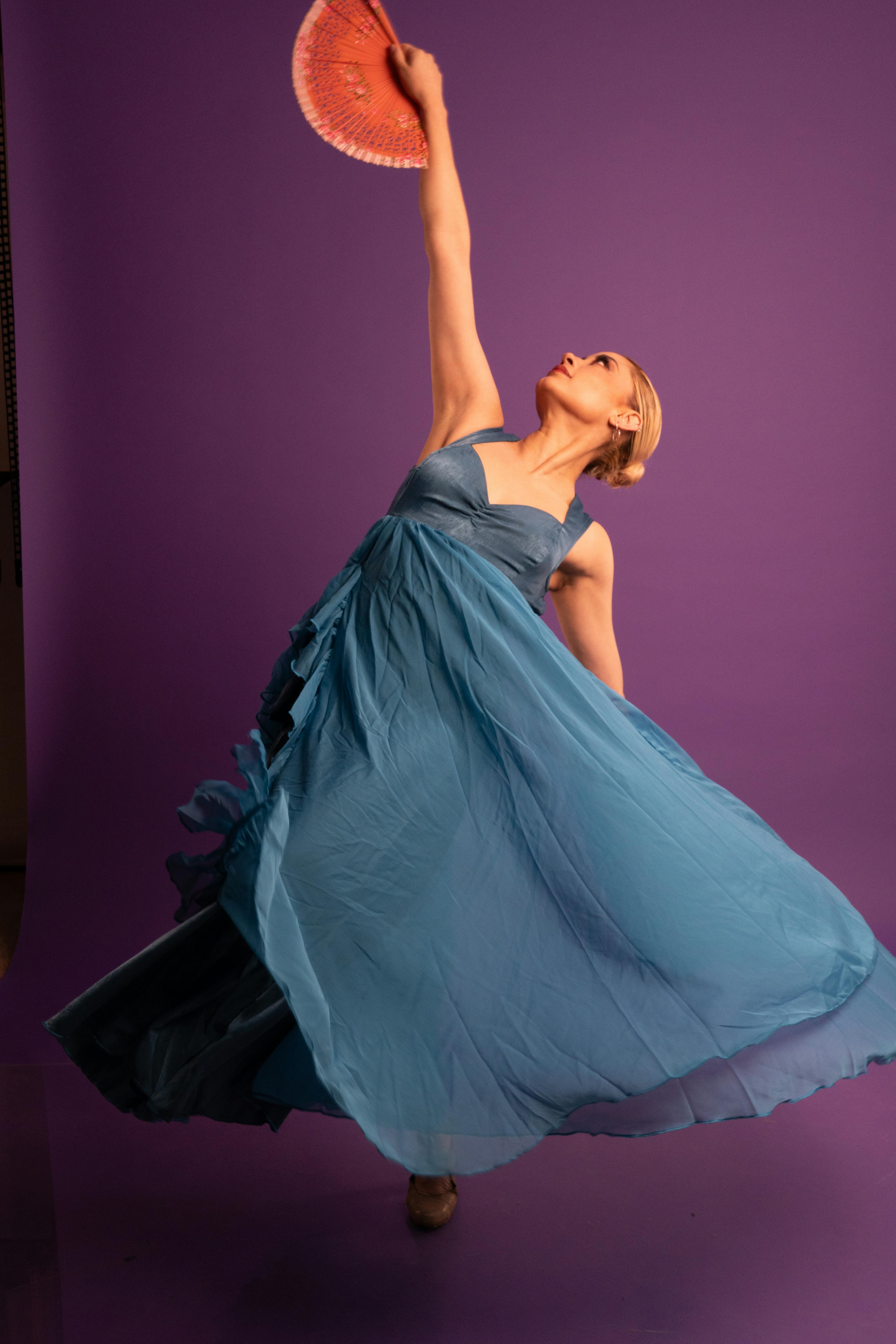 Gratis Una modelo profesional posa con gracia con un vestido azul, capturando la esencia del baile flamenco. Foto de stock