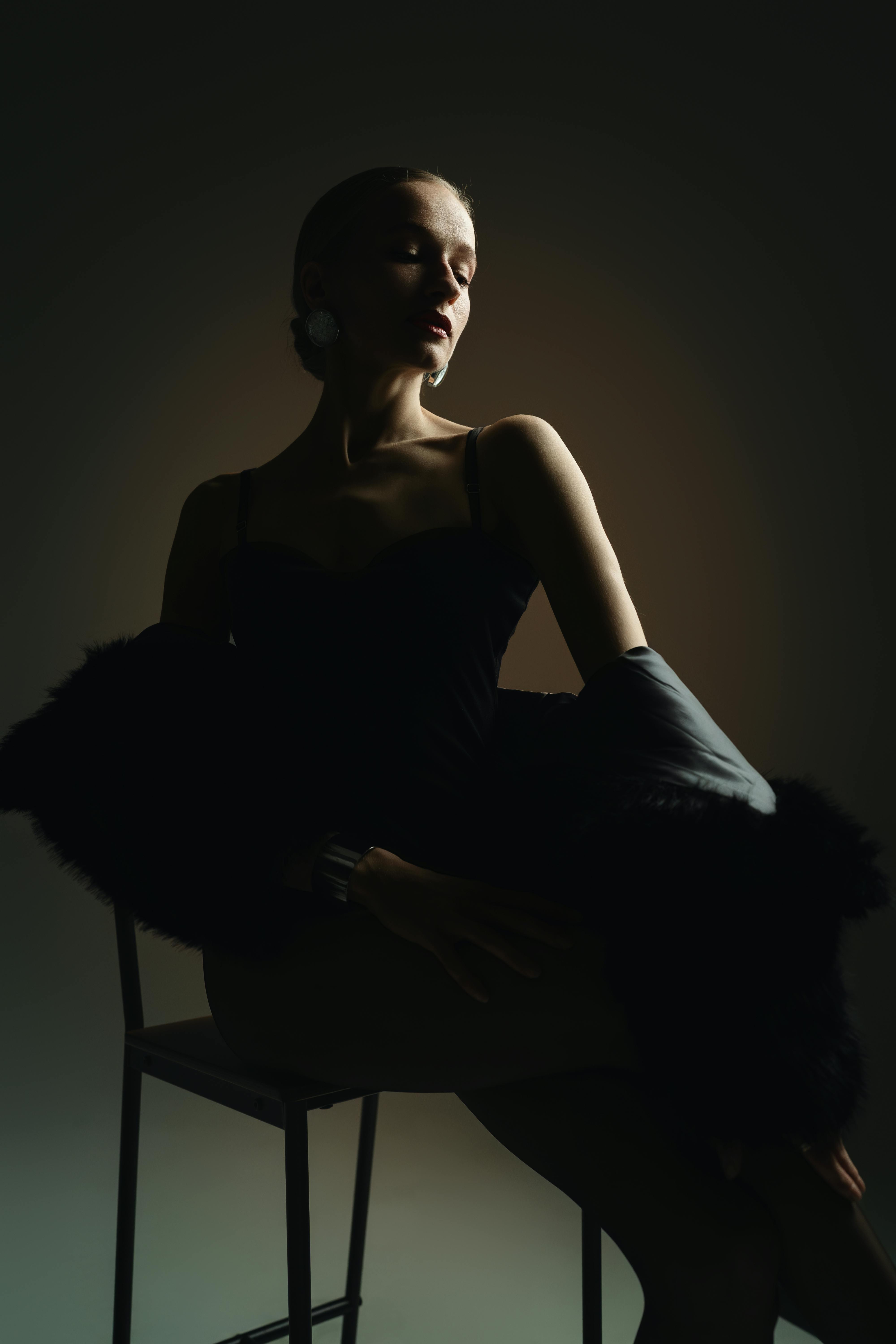 Gratis Potret mode mencolok yang diambil dengan pencahayaan studio lembut, menampilkan seorang model dalam pakaian elegan. Foto Stok