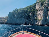 乘船游览阿马尔菲海岸，欣赏雄伟的悬崖和蔚蓝的大海