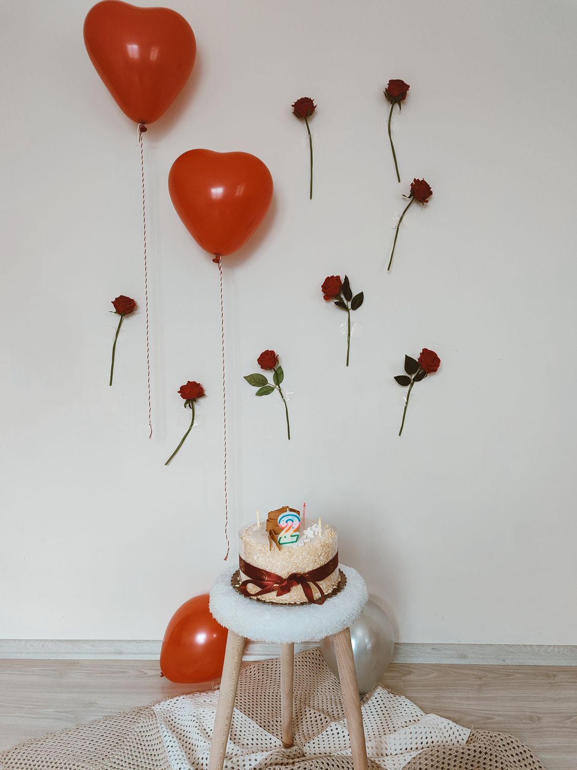 Decoración Romántica De Cumpleaños Con Pastel Y Globos · Foto de stock ...