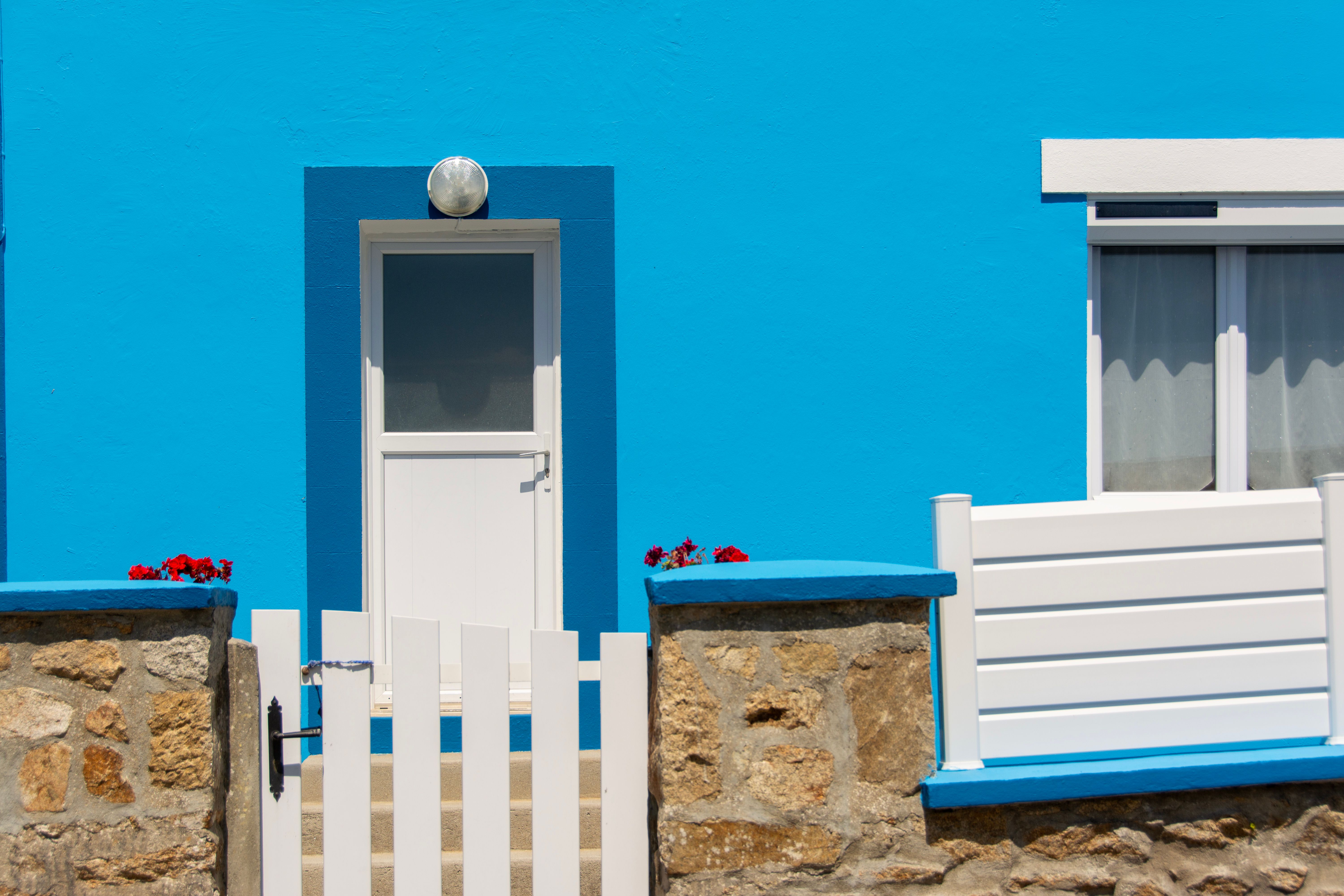 Painters and Decorators in Bow — quality trade paint going on in two coats