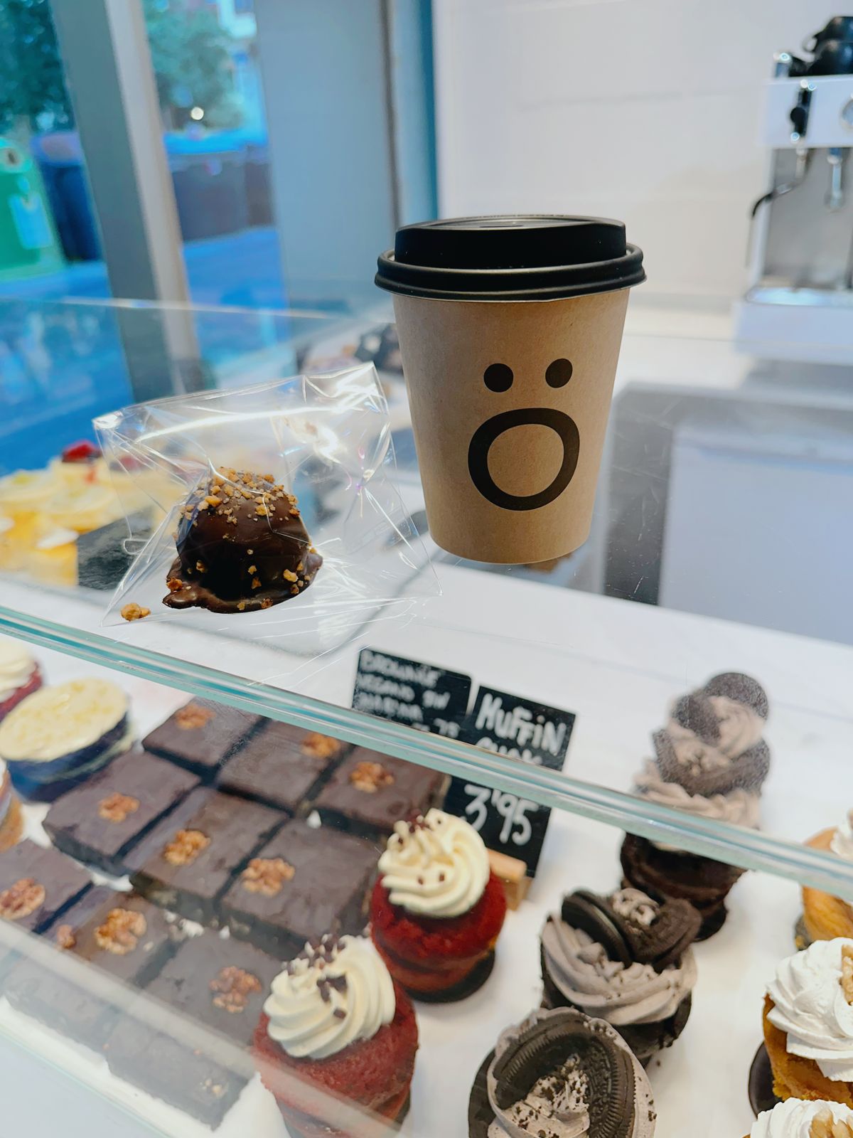 Kaffee und Gebäck in einer gemütlichen Bäckerei