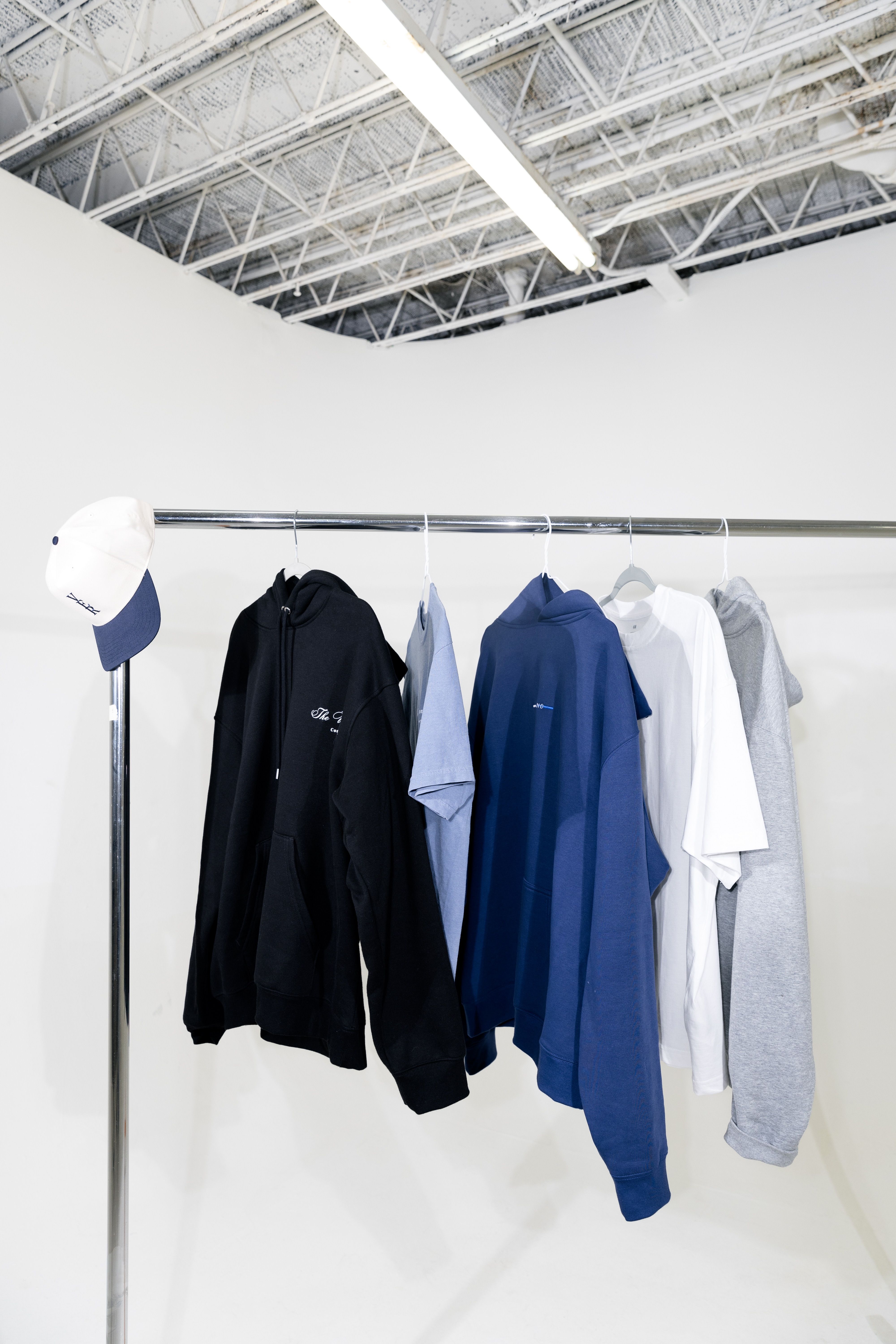 Collection de vêtements présentée sur un portant